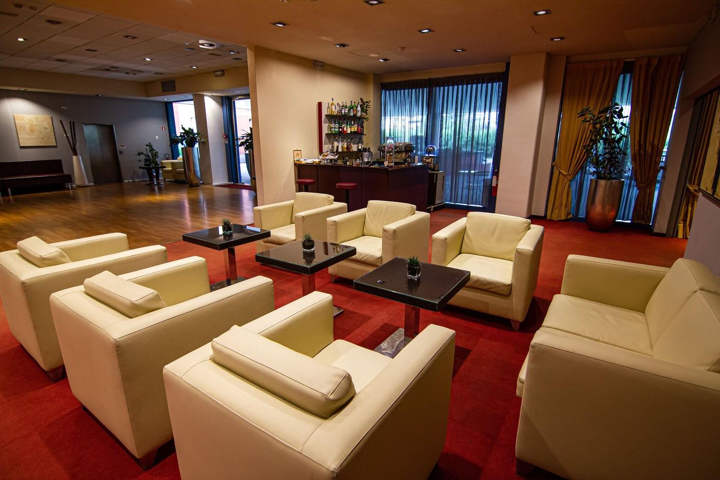 Hotel-Tuscany-Inn-Lobby-10