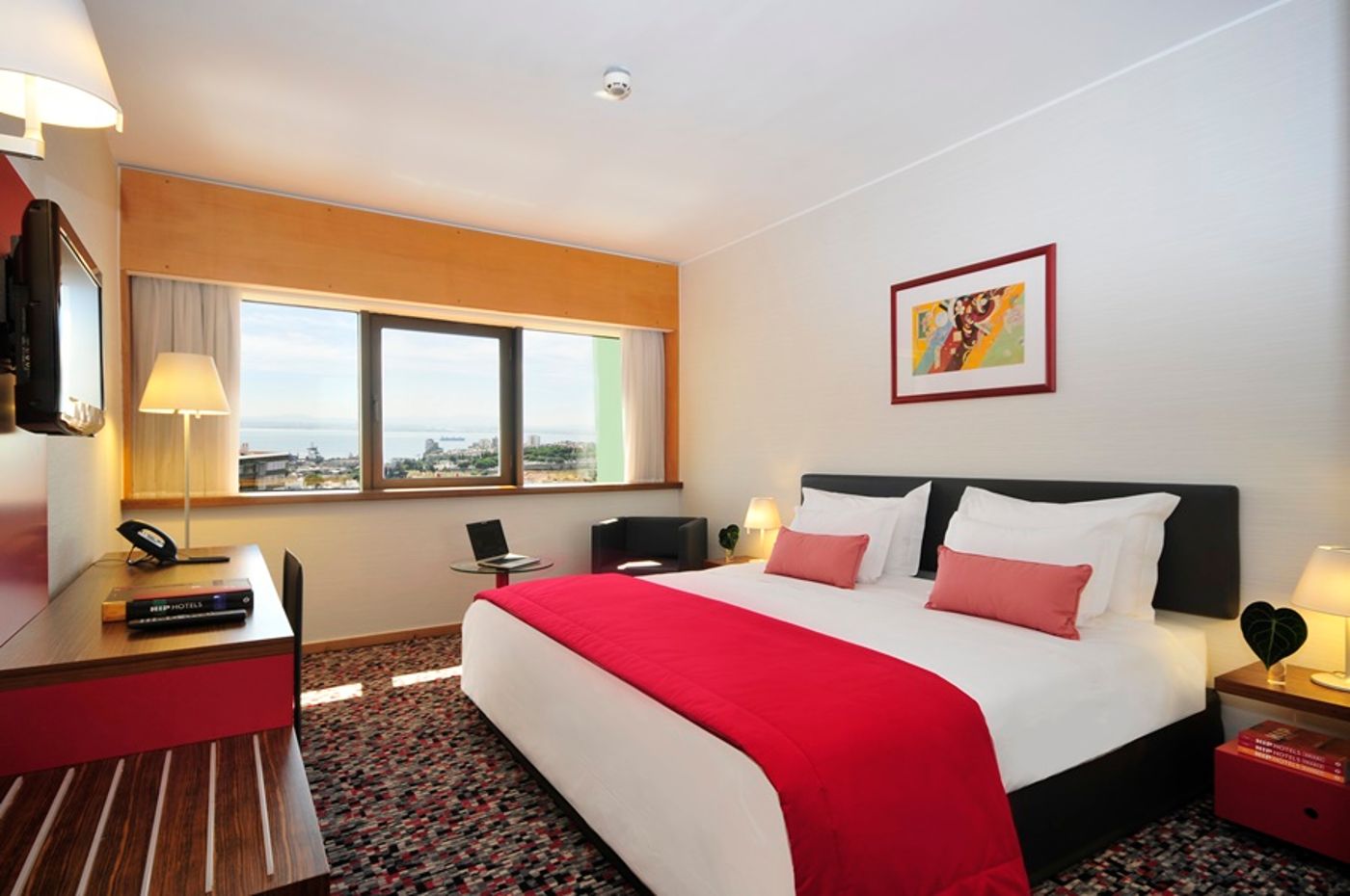 Ramada-by-Wyndham-Lisbon-Room-4