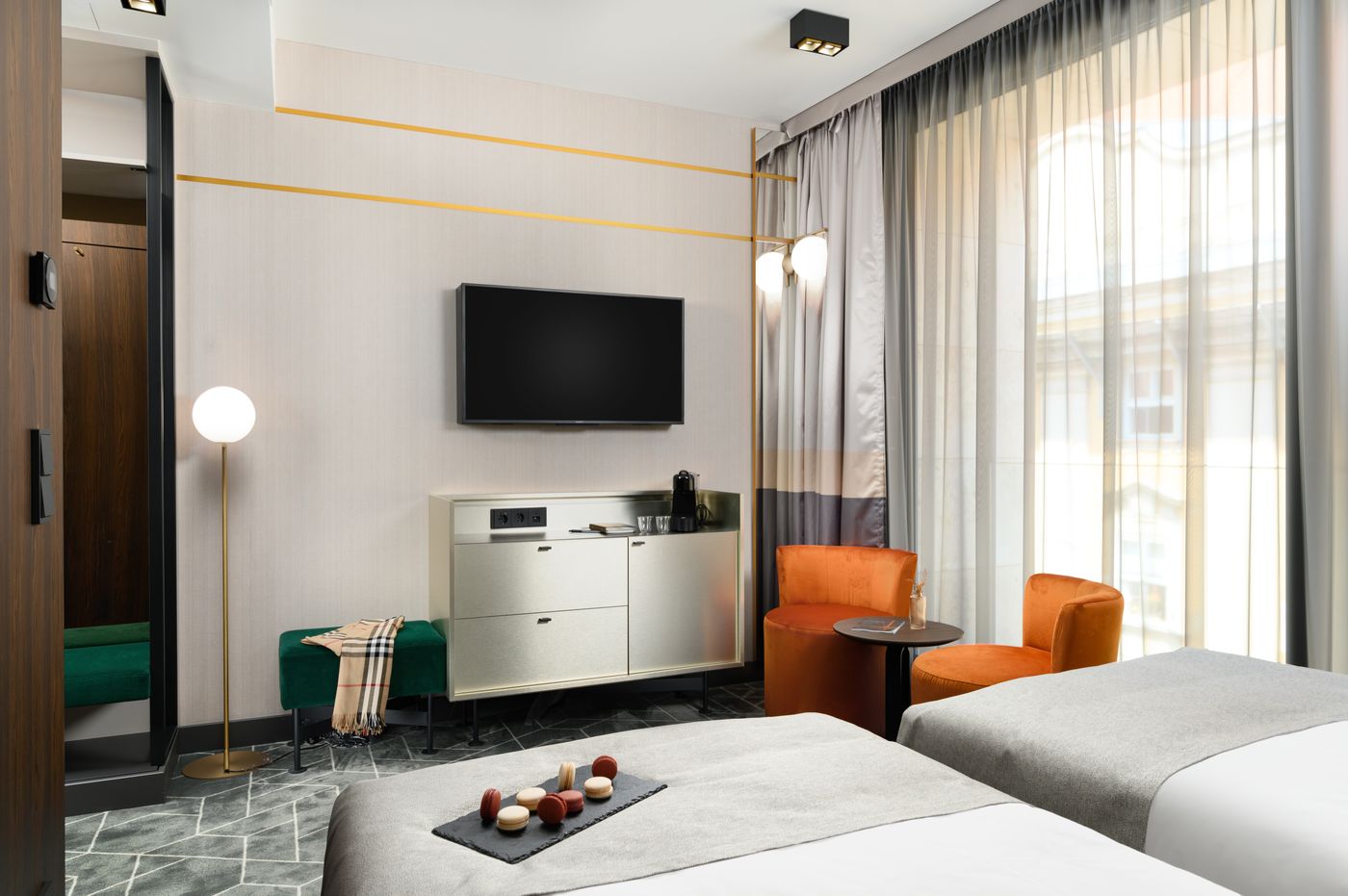 Hotel-Emerald---Suites-Room-29