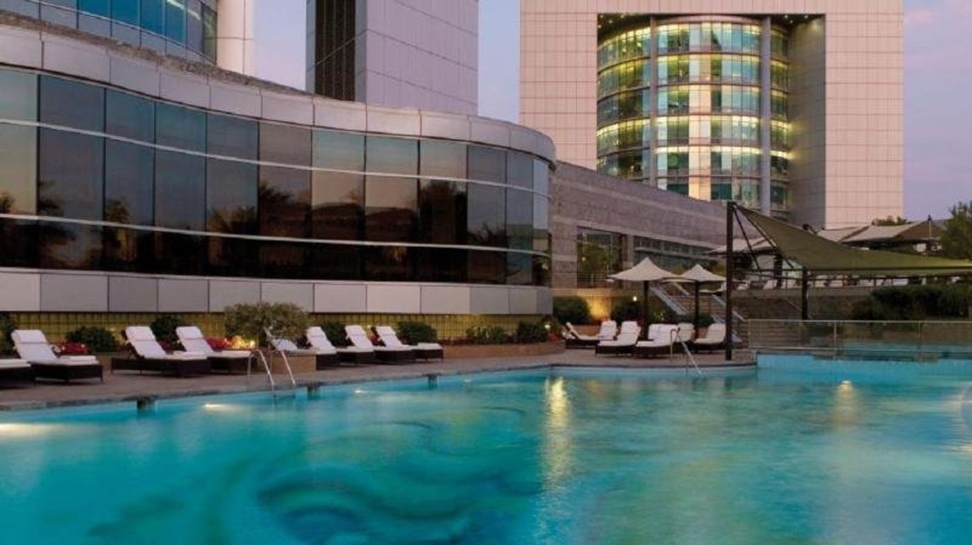 Jumeirah-Emirates-Towers-Pool-13