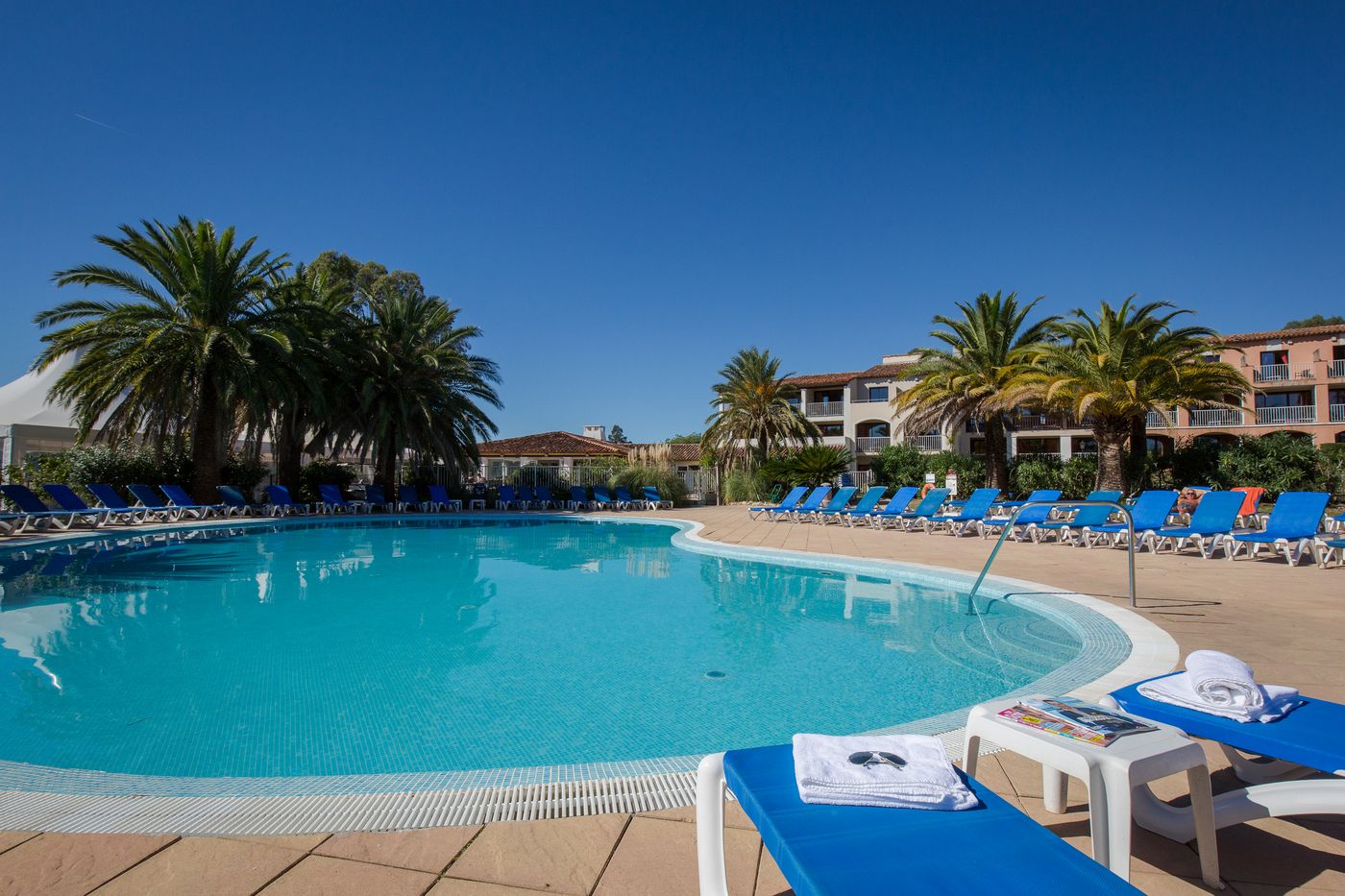 SOWELL-HOTELS-Saint-Tropez-Pool-8