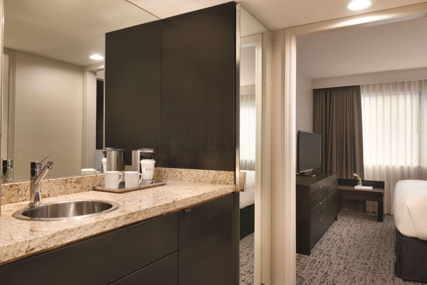 Radisson-Hotel-Vancouver-Airport-Room-27