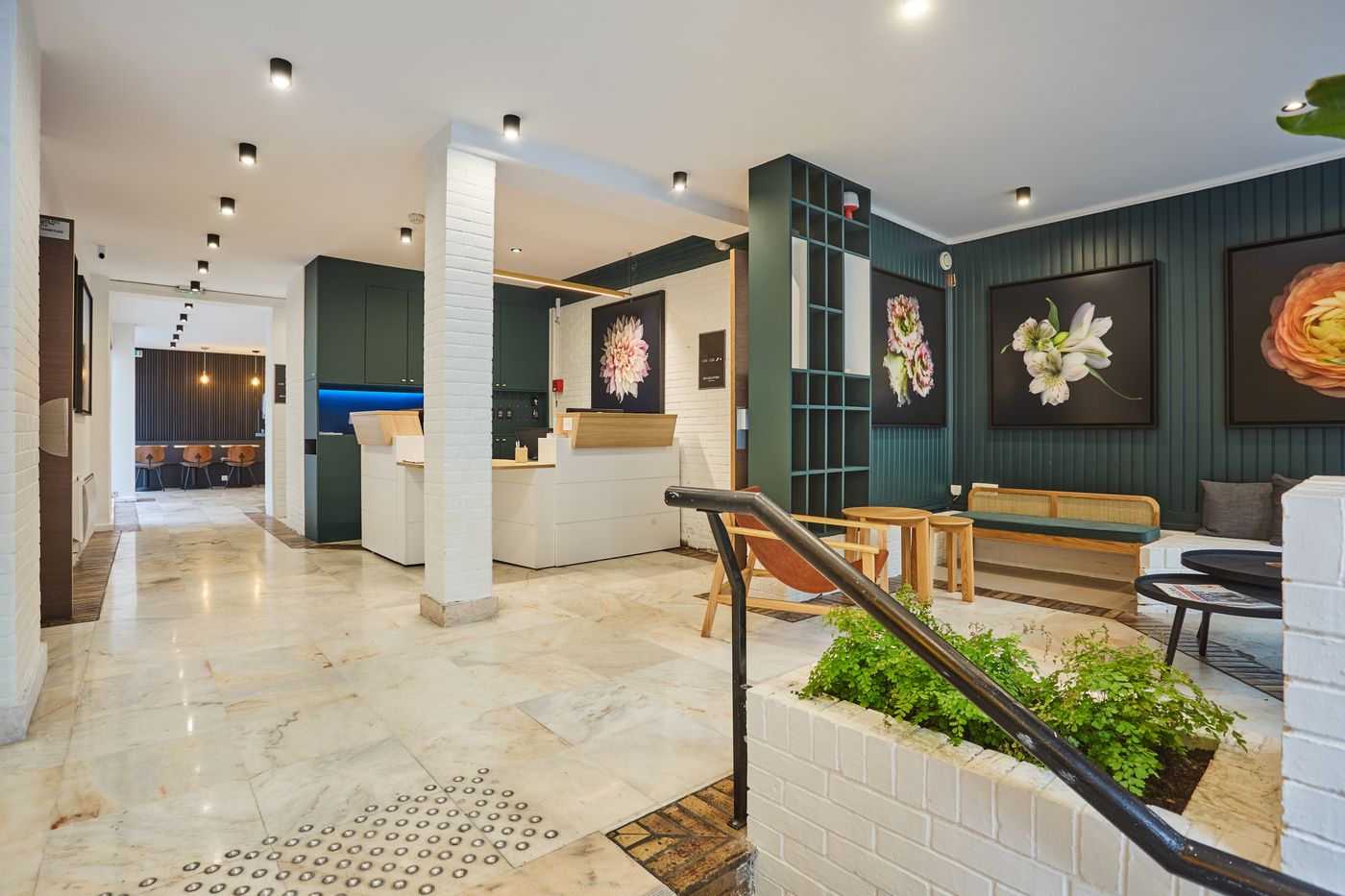 HOTEL-BEAUQUARTIER-MONTMARTRE-Lobby-1