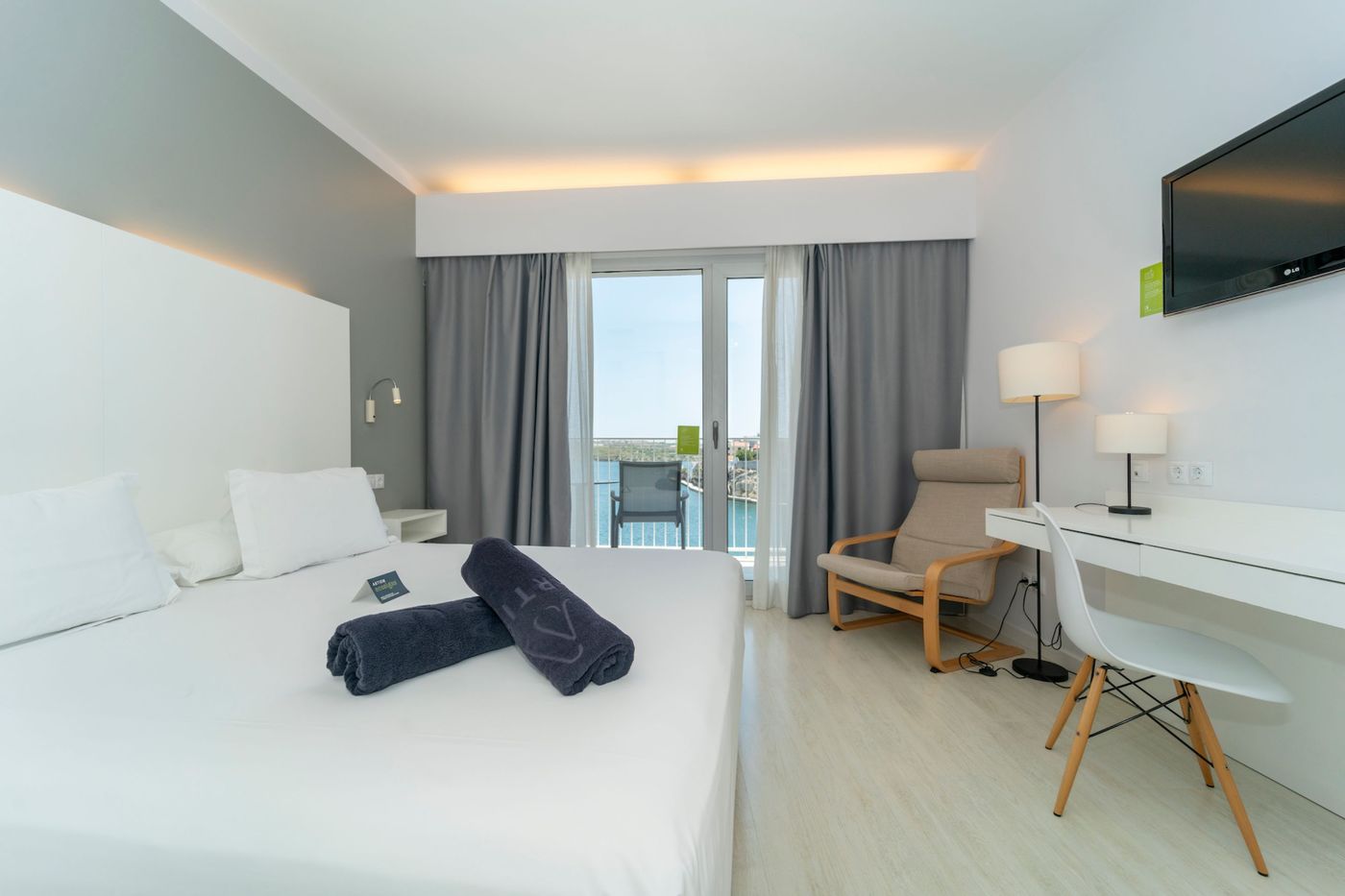 Artiem-Carlos-III-Room-15