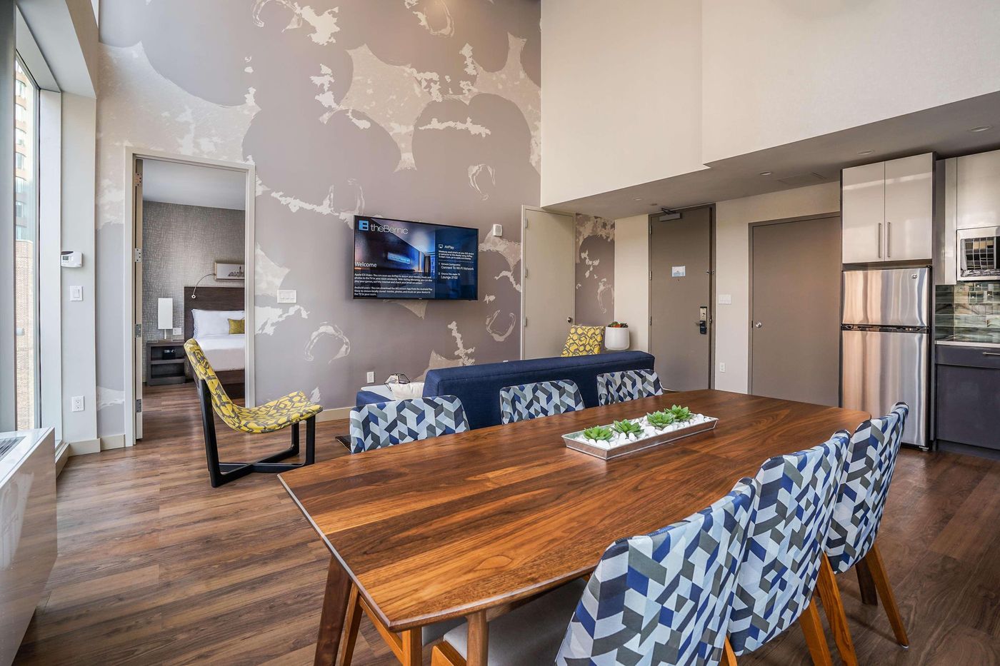 The-Bernic-New-York-City-Tapestry-Col-by-Hilton-Room-12