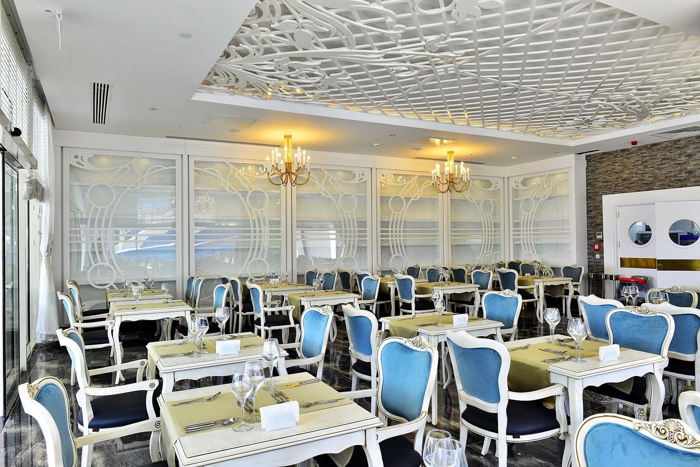 Azura-Deluxe-Resort---SPA-Hotel-Bar-29