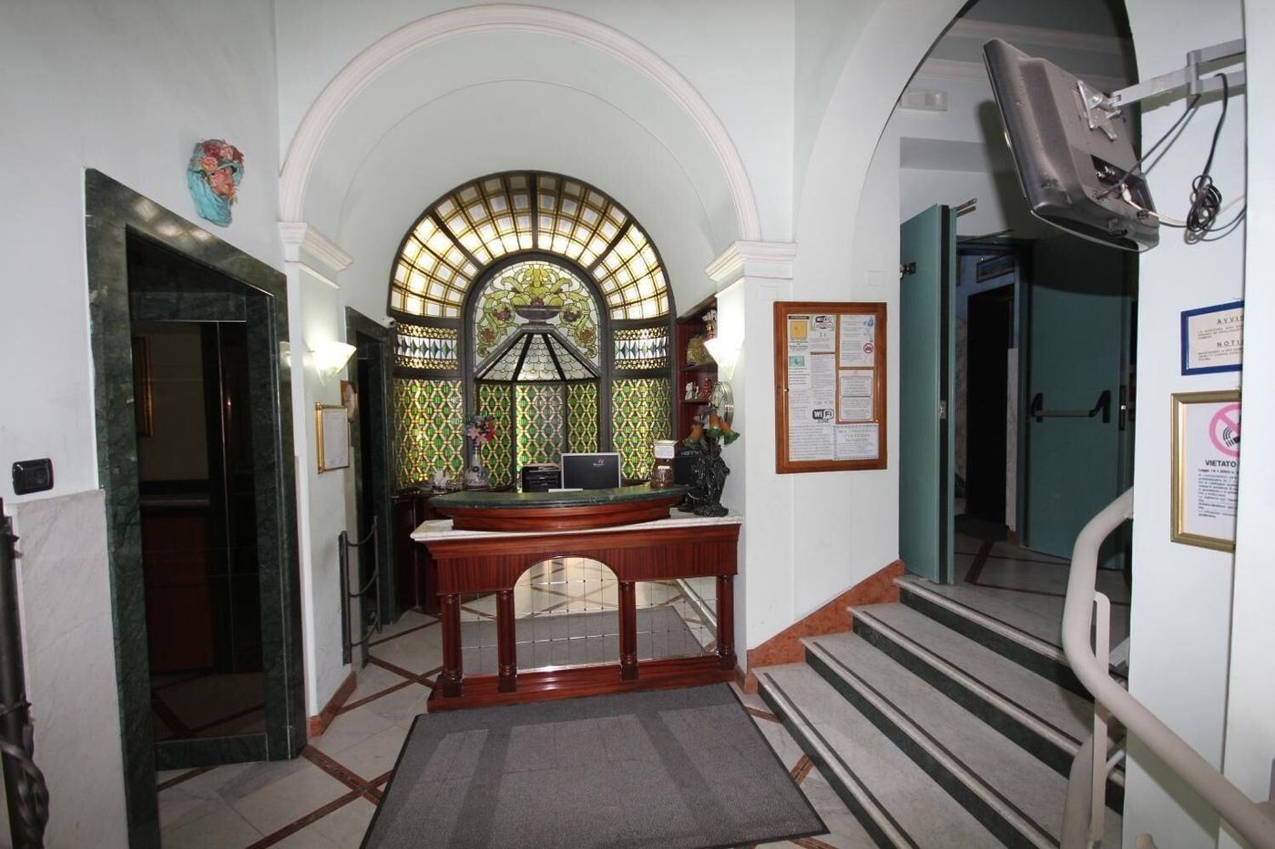 Hotel-Marisa-Lobby-4