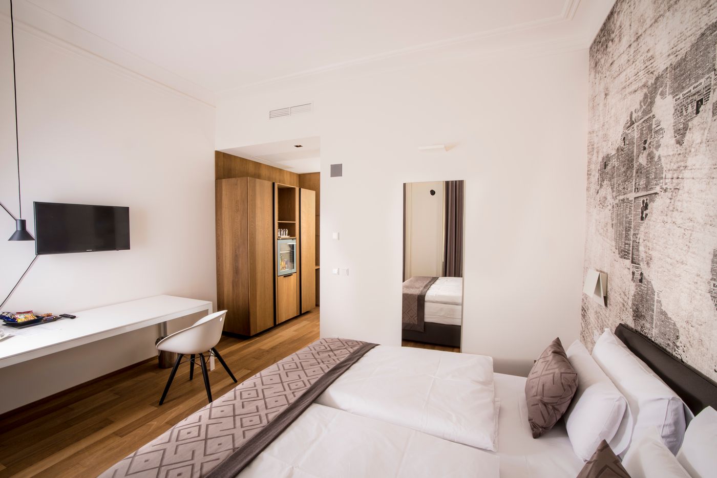 Golden-Crown-Room-17