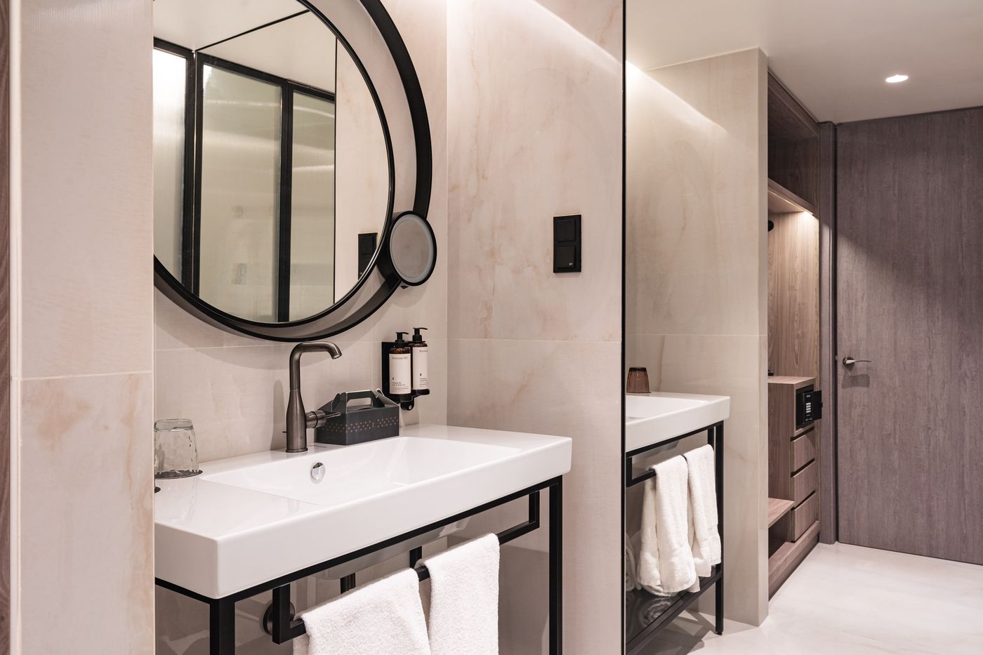 Luster-Hotel-Room-39