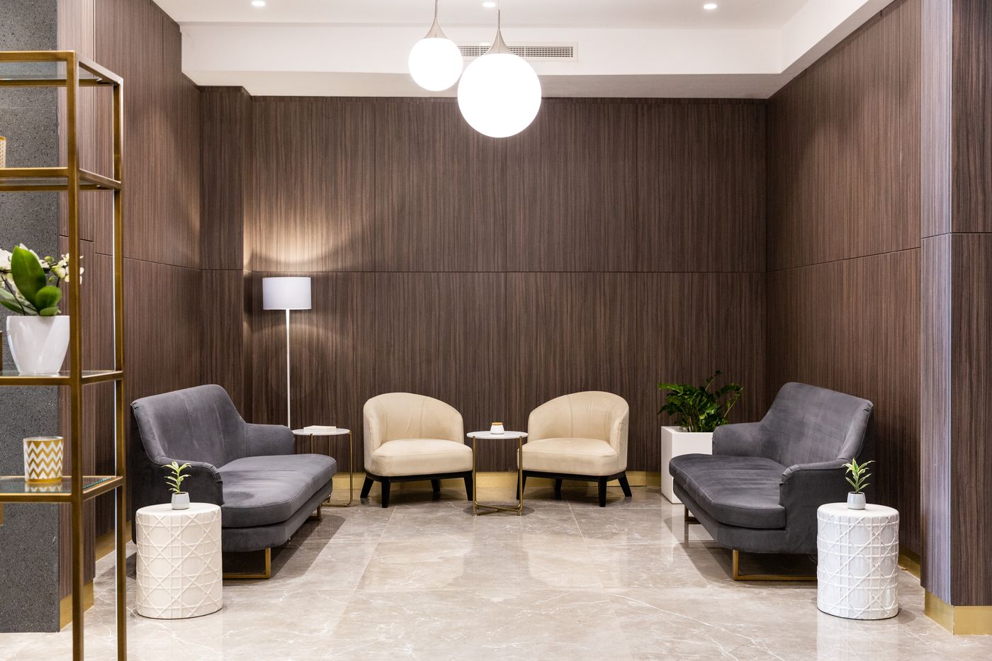 Hotel-115-The-Strand-Hotel-and-Suites-Lobby-61