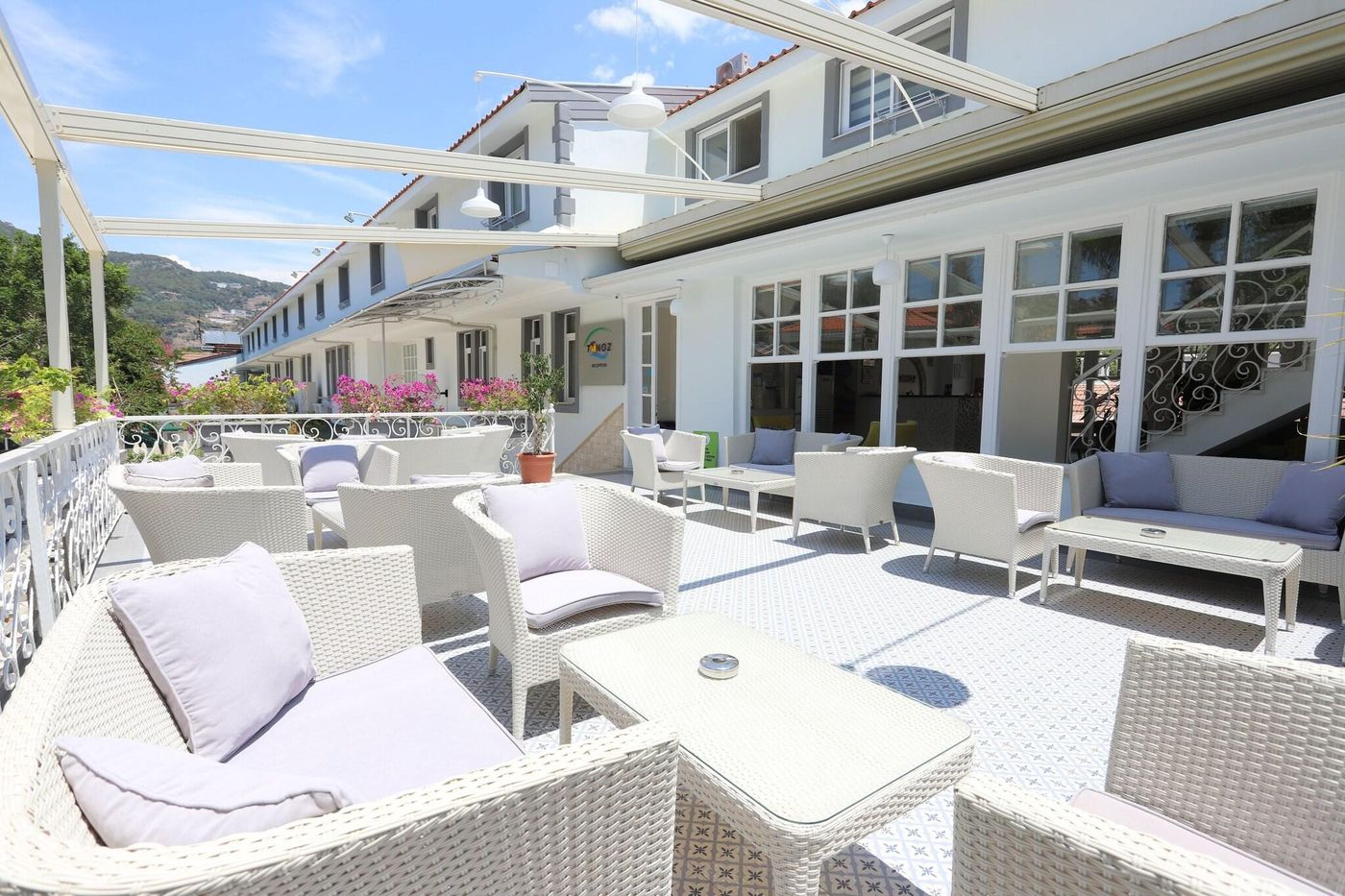 Tonoz-Beach-Hotel-Lobby-10