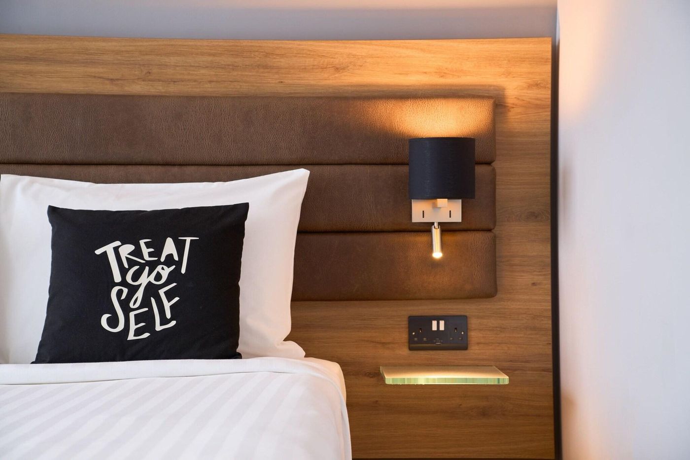 Moxy-Dublin-City-Room-38