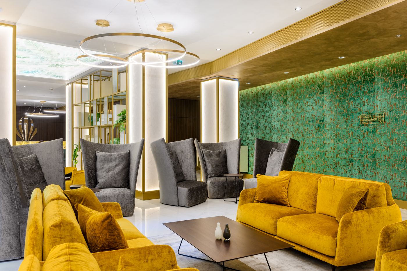 Hotel-Emerald---Suites-Lobby-5