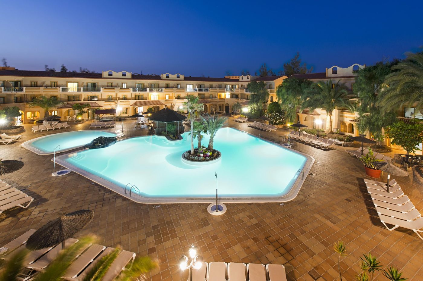 Elba-Lucia-Sport---Suite-Hotel-Pool-5