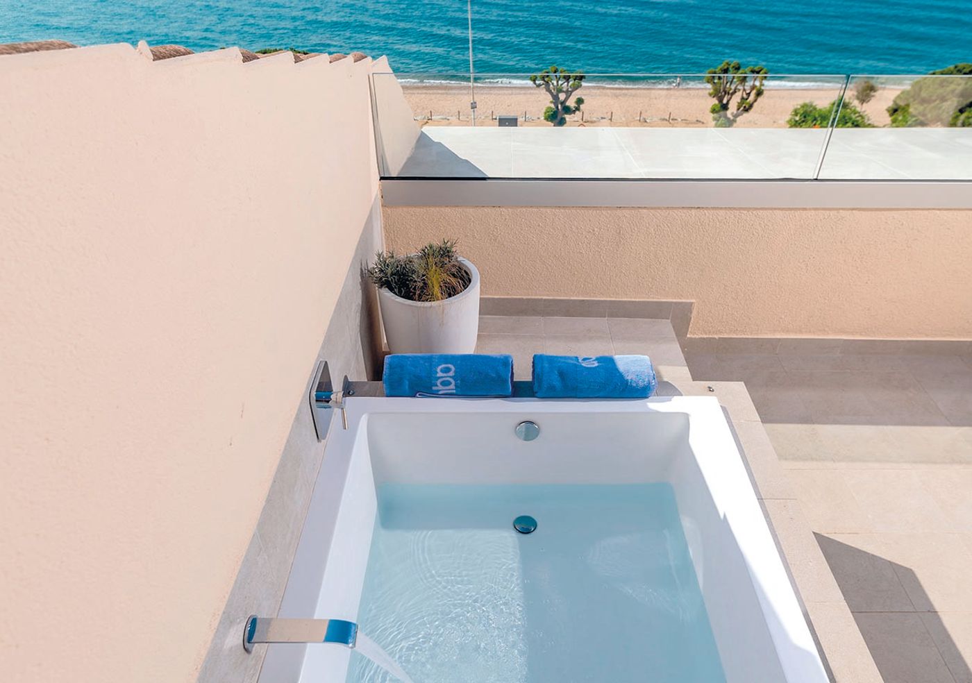 Aqua-Hotel-Promenade-Room-6