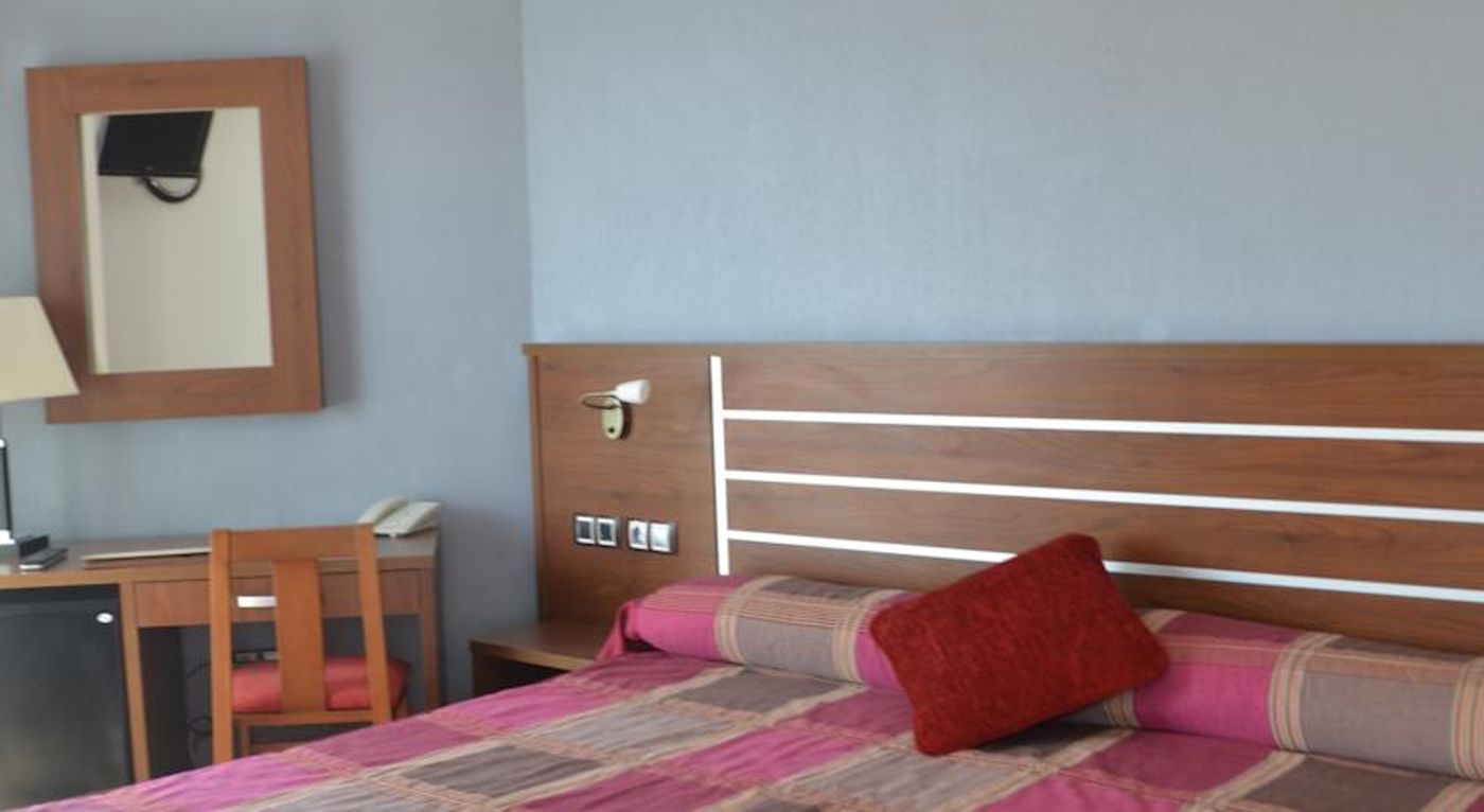 La-Familia-Gallo-Rojo-Room-11