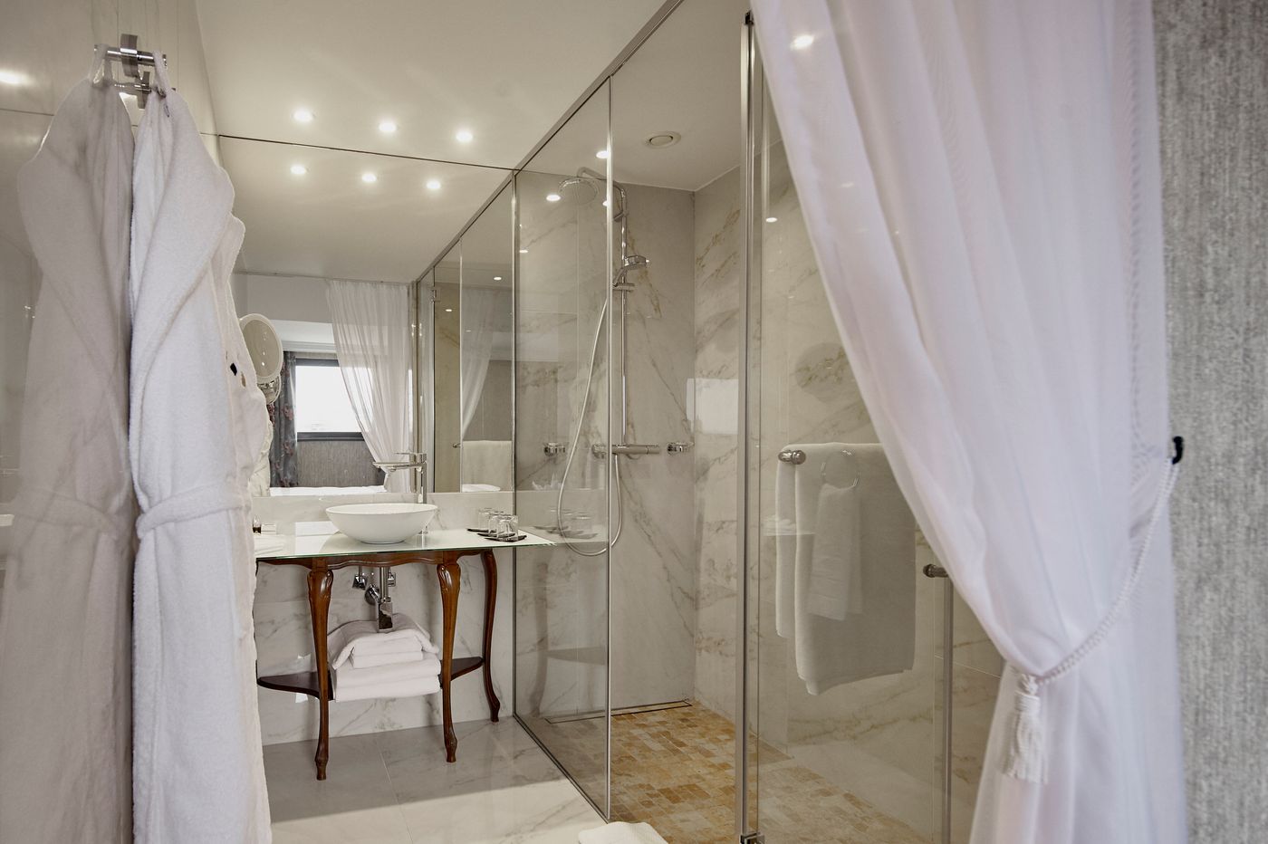 Mystery-Hotel-Budapest-Room-36