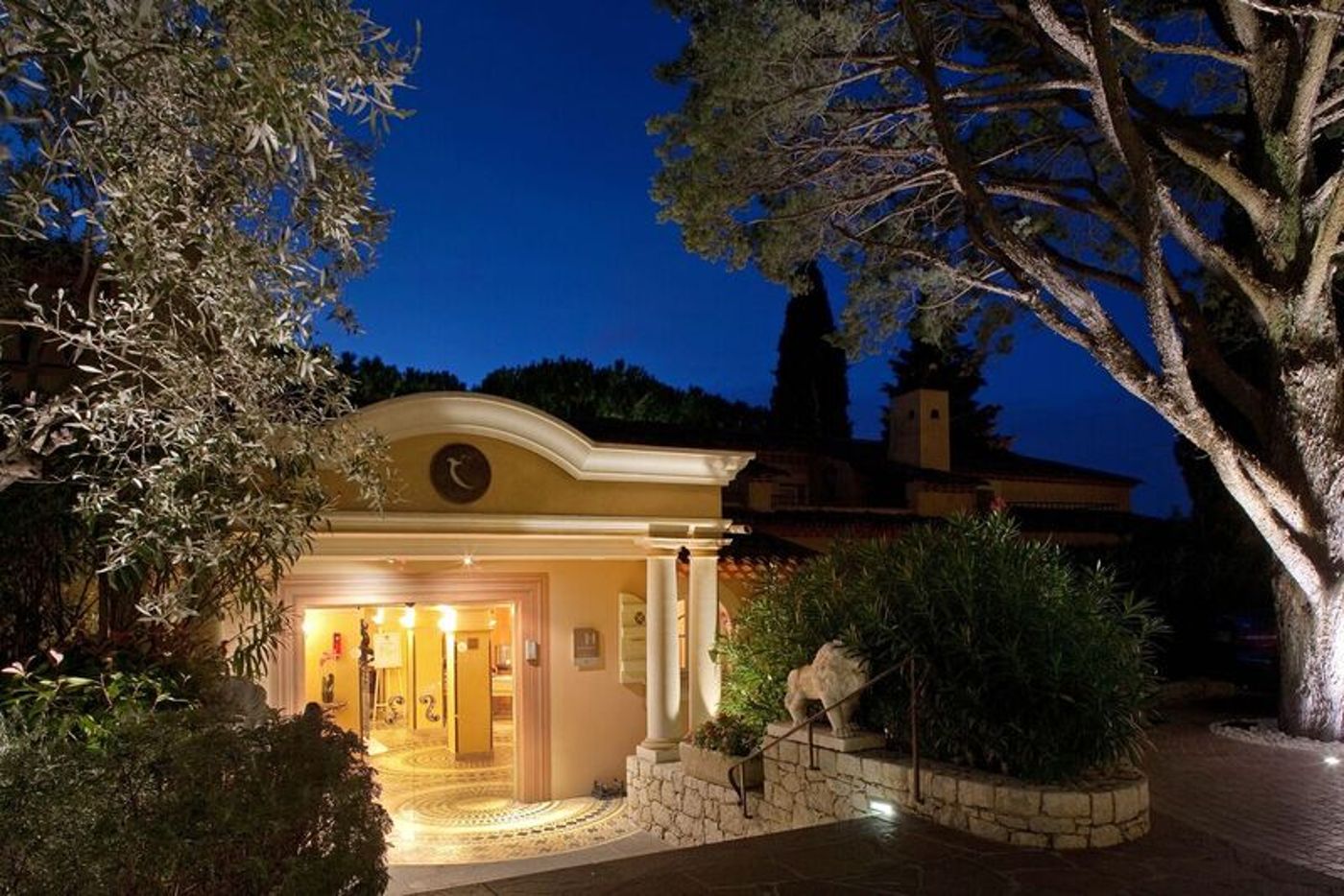 Le-Mas-Candille-Lobby-9