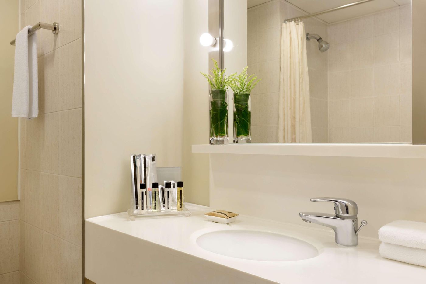 JEN-Hong-Kong-by-Shangri-La-Room-28