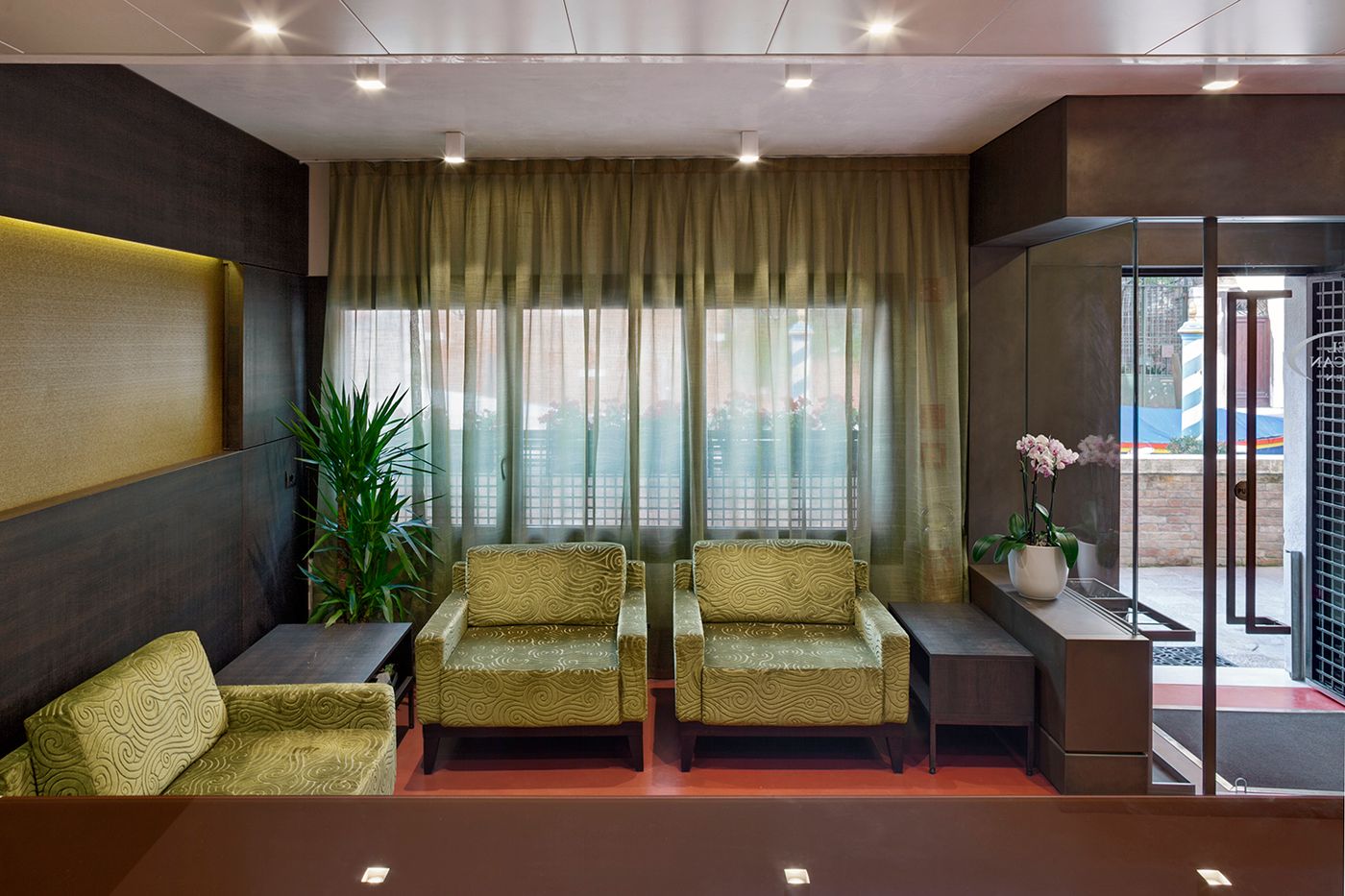 American-Dinesen-Lobby-6