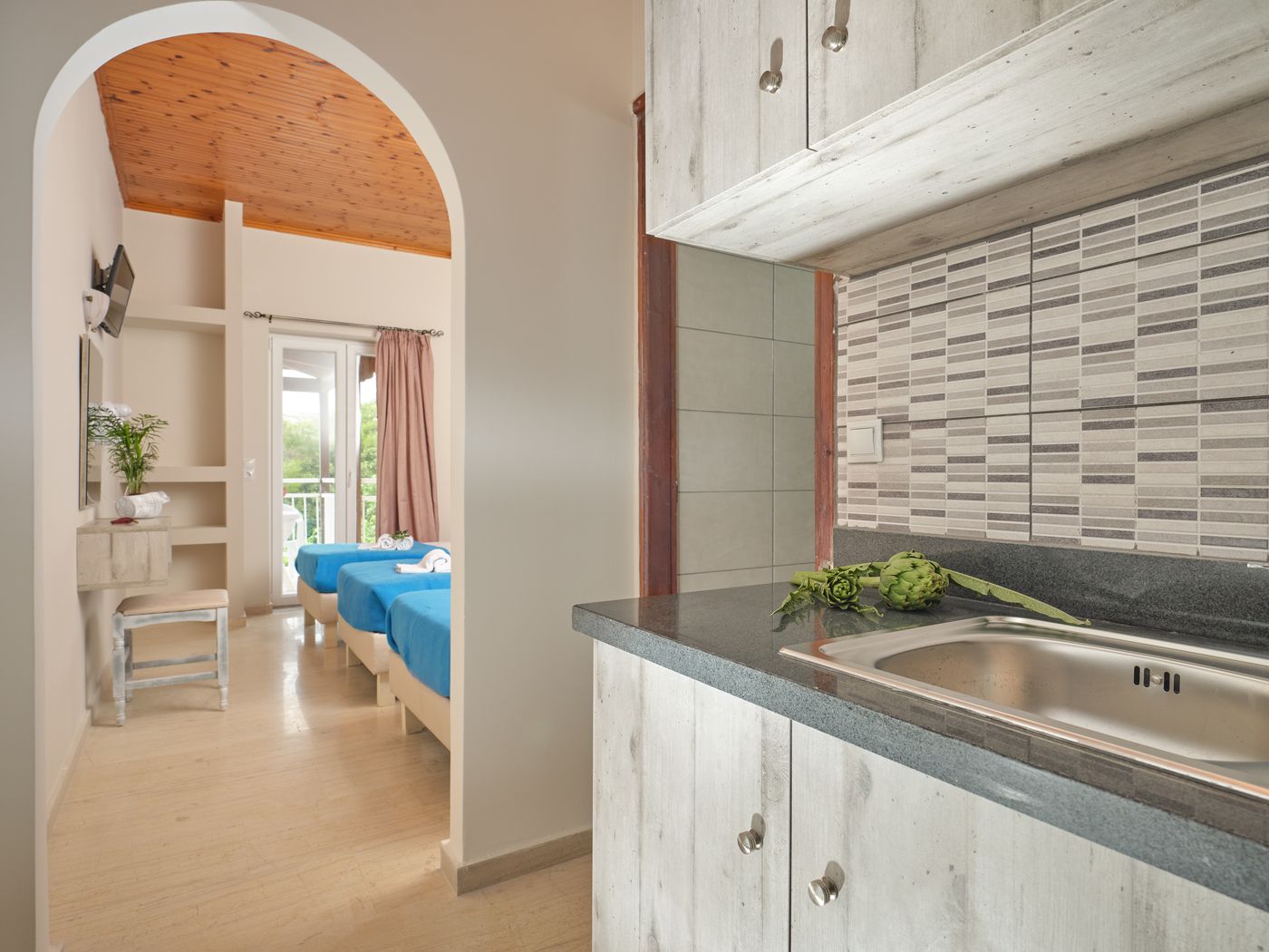 Savvas-De-Mar-Room-22