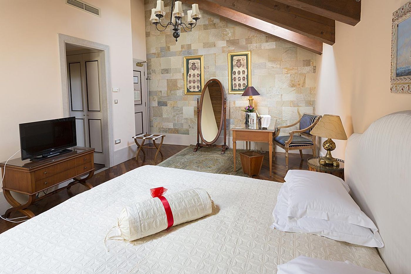 The-Pucic-Palace-Room-10