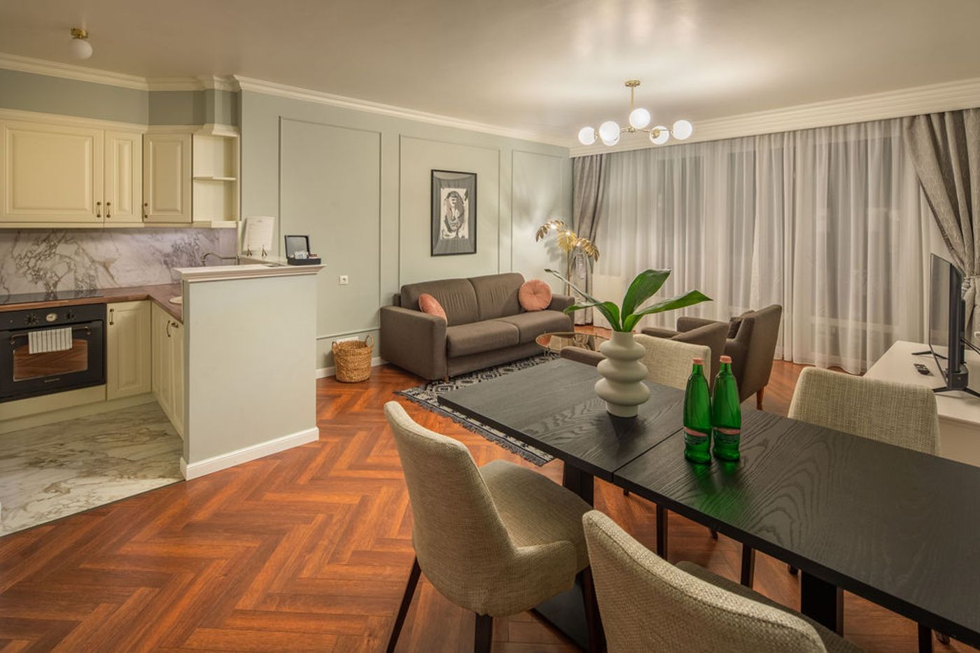 Queen-s-Court-Hotel-and-Residence-Room-4