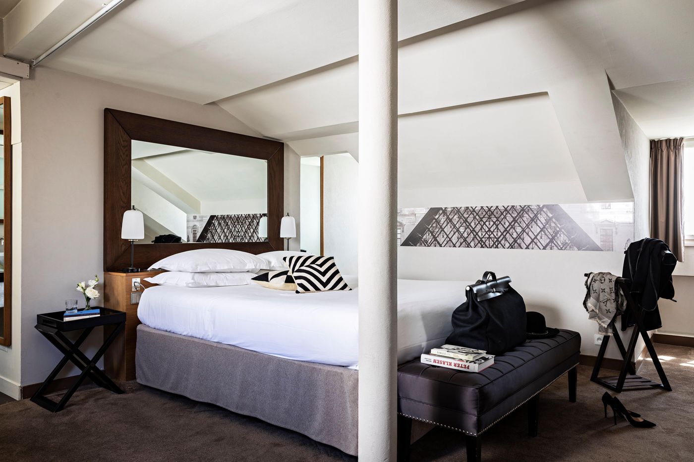 Holiday-Inn-Paris-Palais-de-lElysee-Room-24