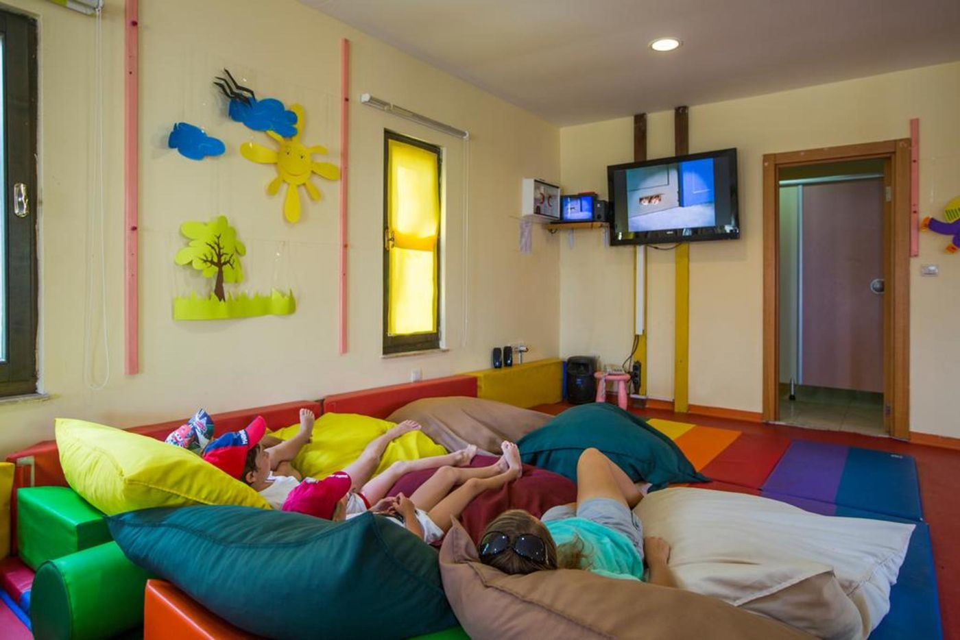 Crystal-Flora-Beach-Resort-Sports-and-Entertainment-58