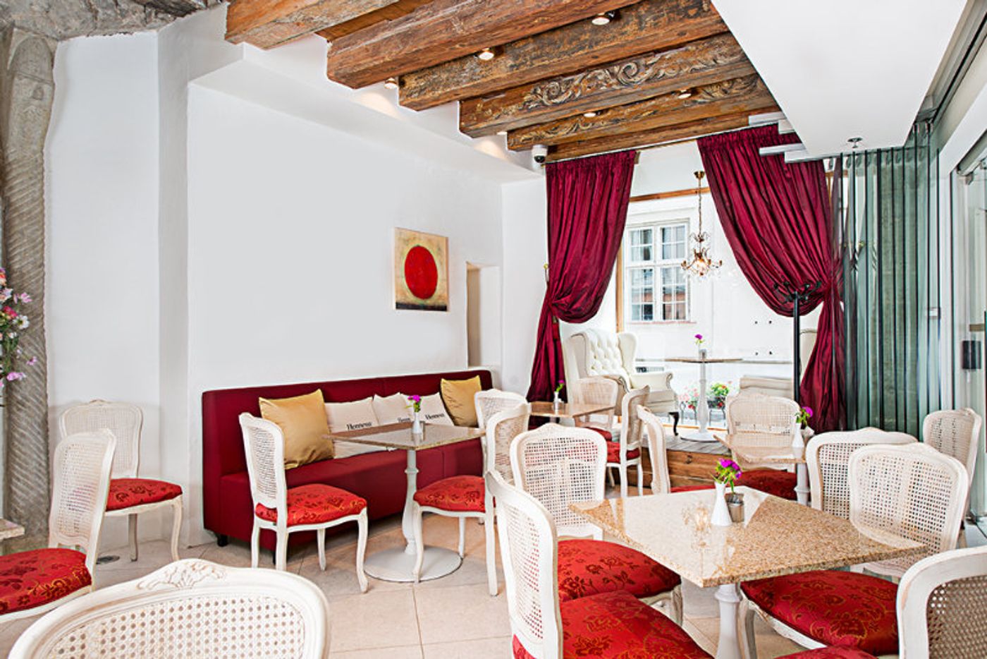 Meriton-Old-Town-Garden-Bar-5