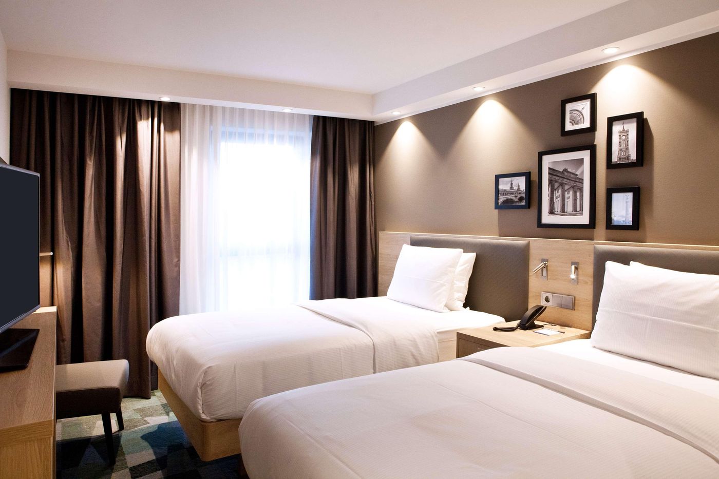 Hampton-by-Hilton-Berlin-City-East-Side-Gallery-Room-14