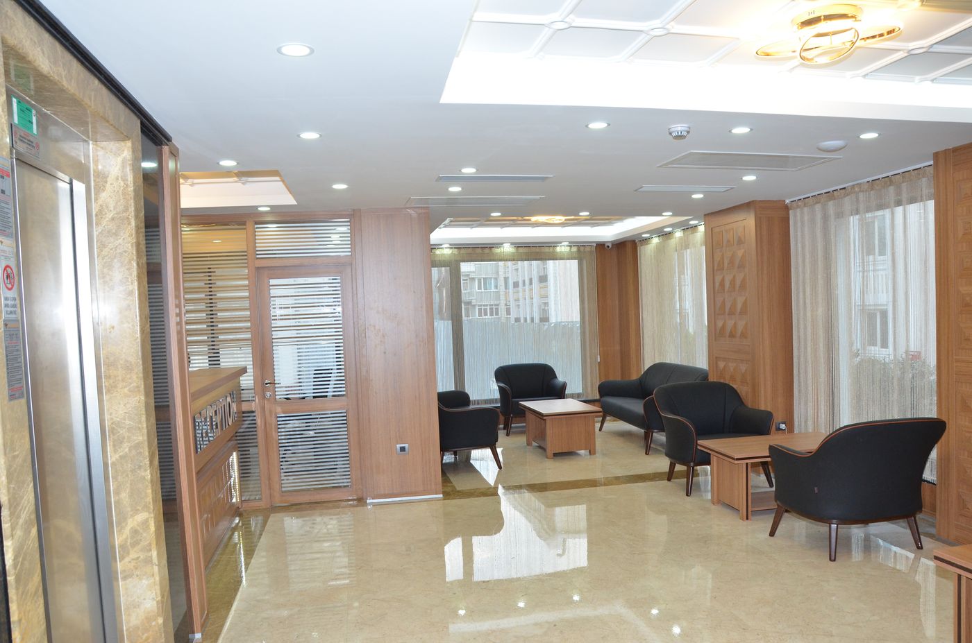 Hotel-La-Sera-Lobby-1