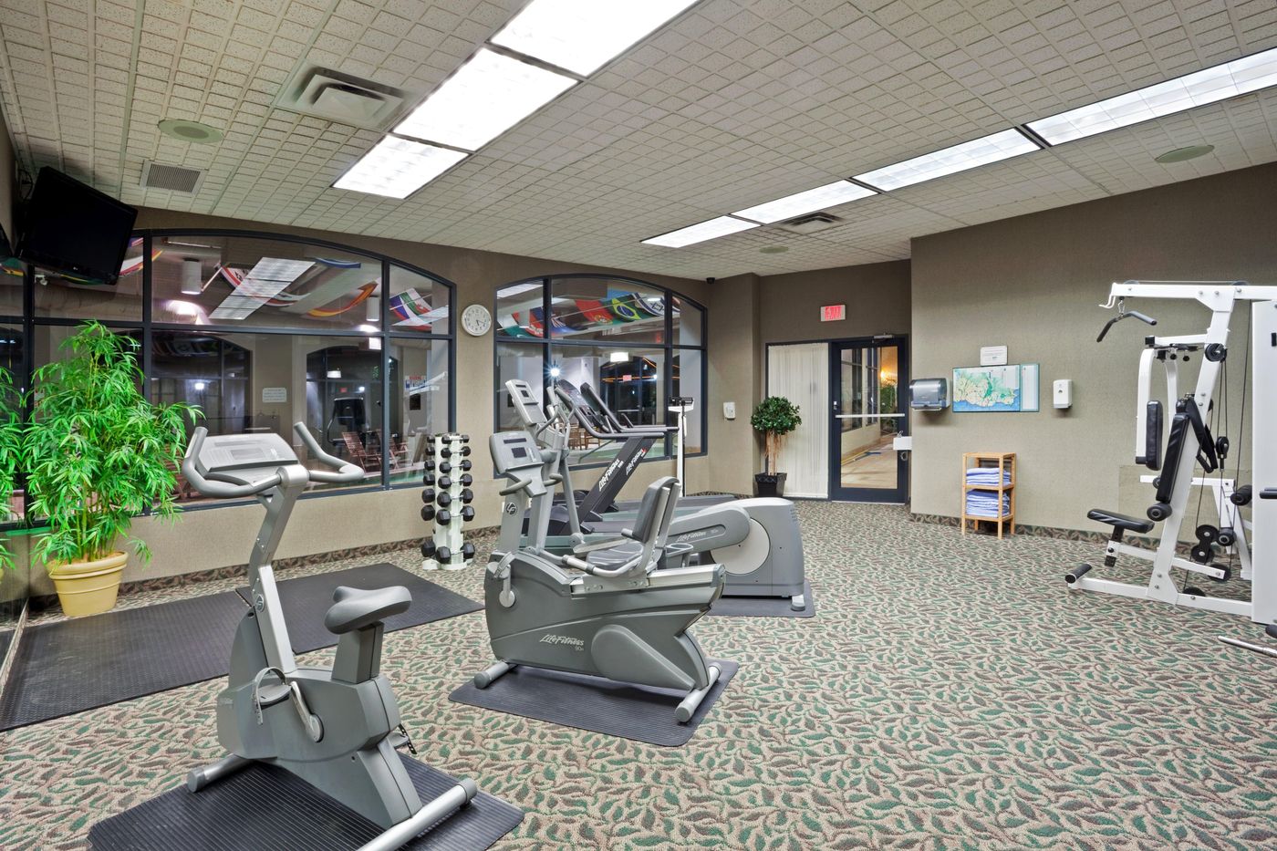 Holiday-Inn---Suites-North-Vancouver-Sports-and-Entertainment-28