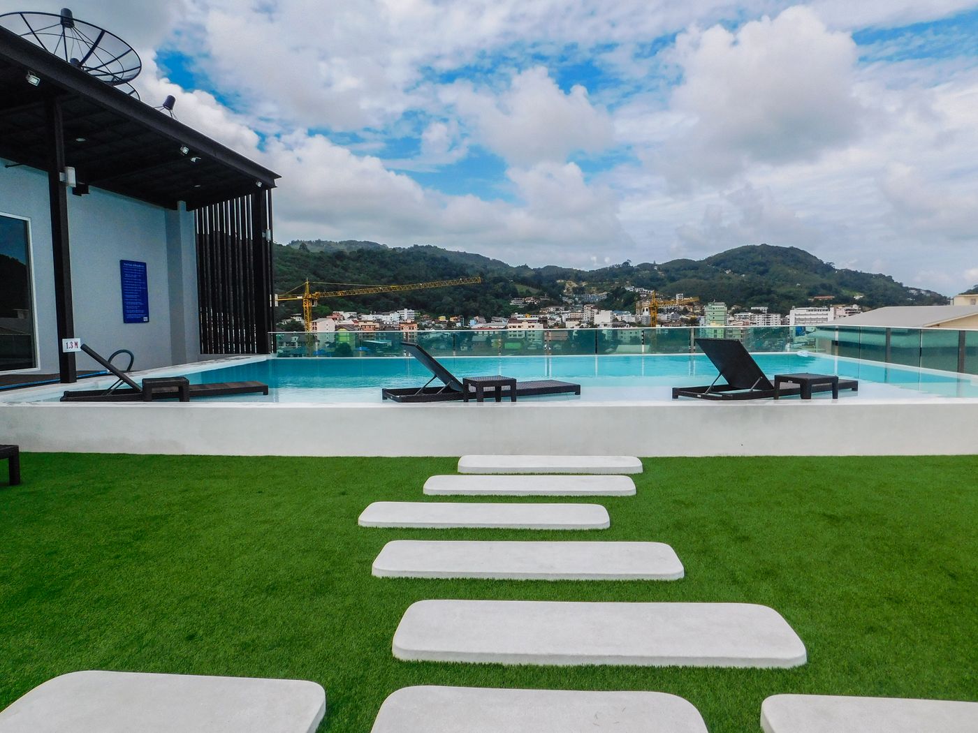 The-AIM-Patong-Hotel-Pool-6