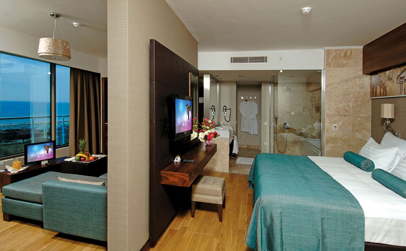 Commodore Elite Suites & Spa - Adults Only
