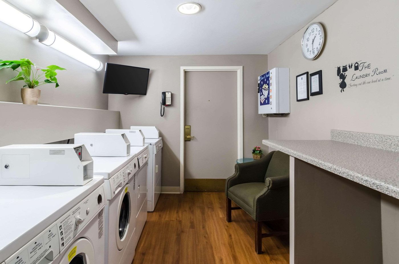 Comfort-Inn---Suites-Logan-Airport-General-view-12