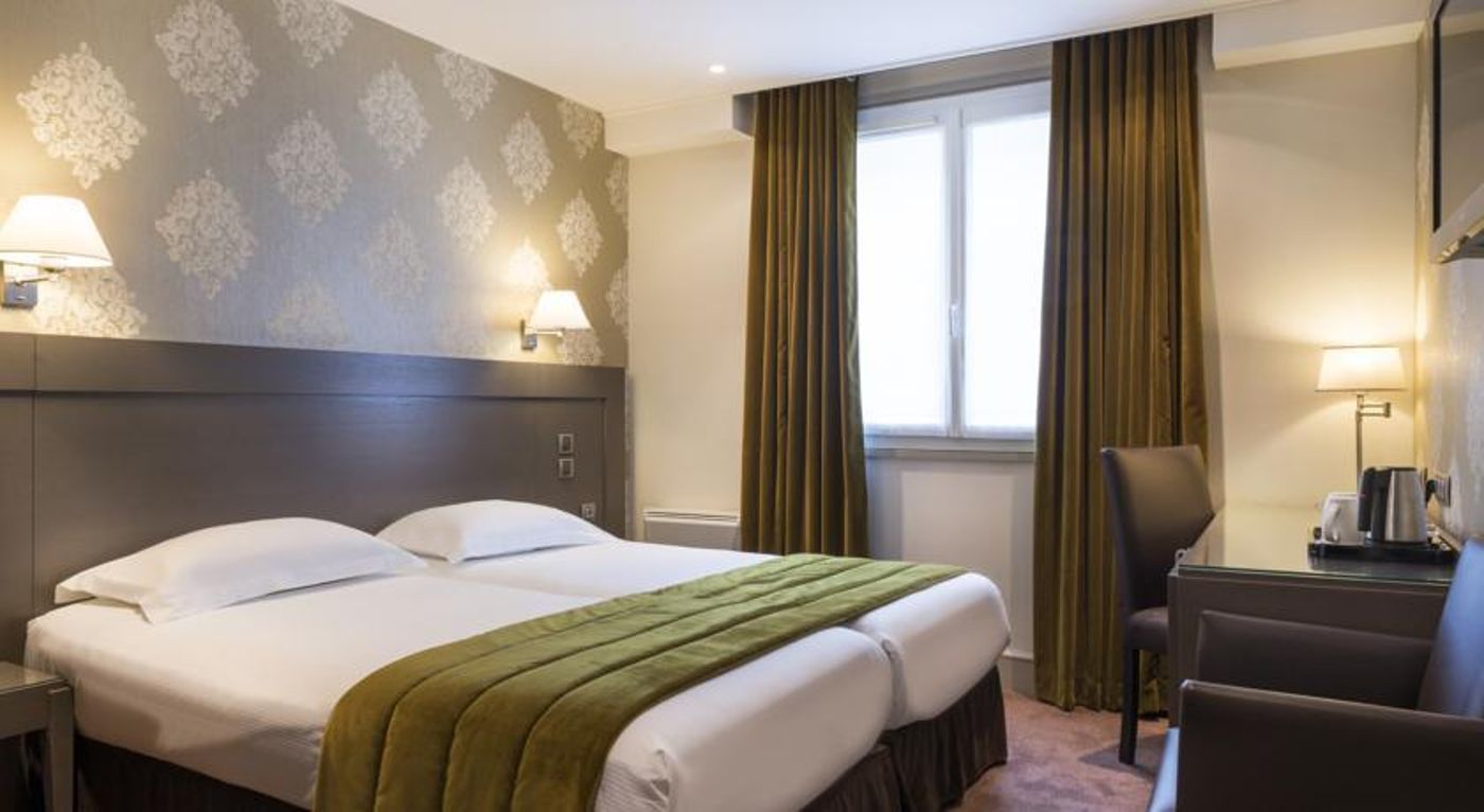 Volney-Opera-Room-10