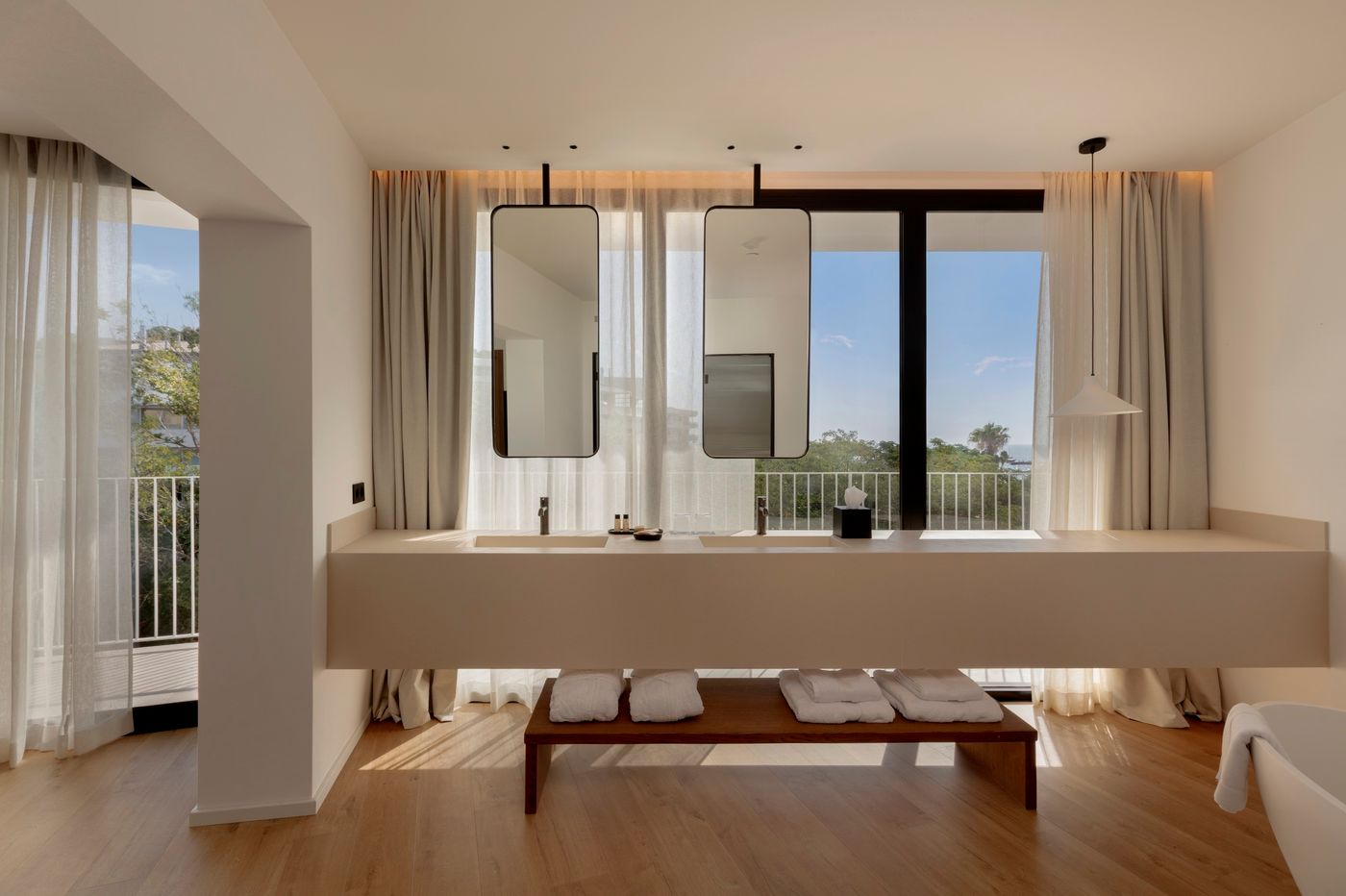 12.06.25 Elisabeth by the Sea