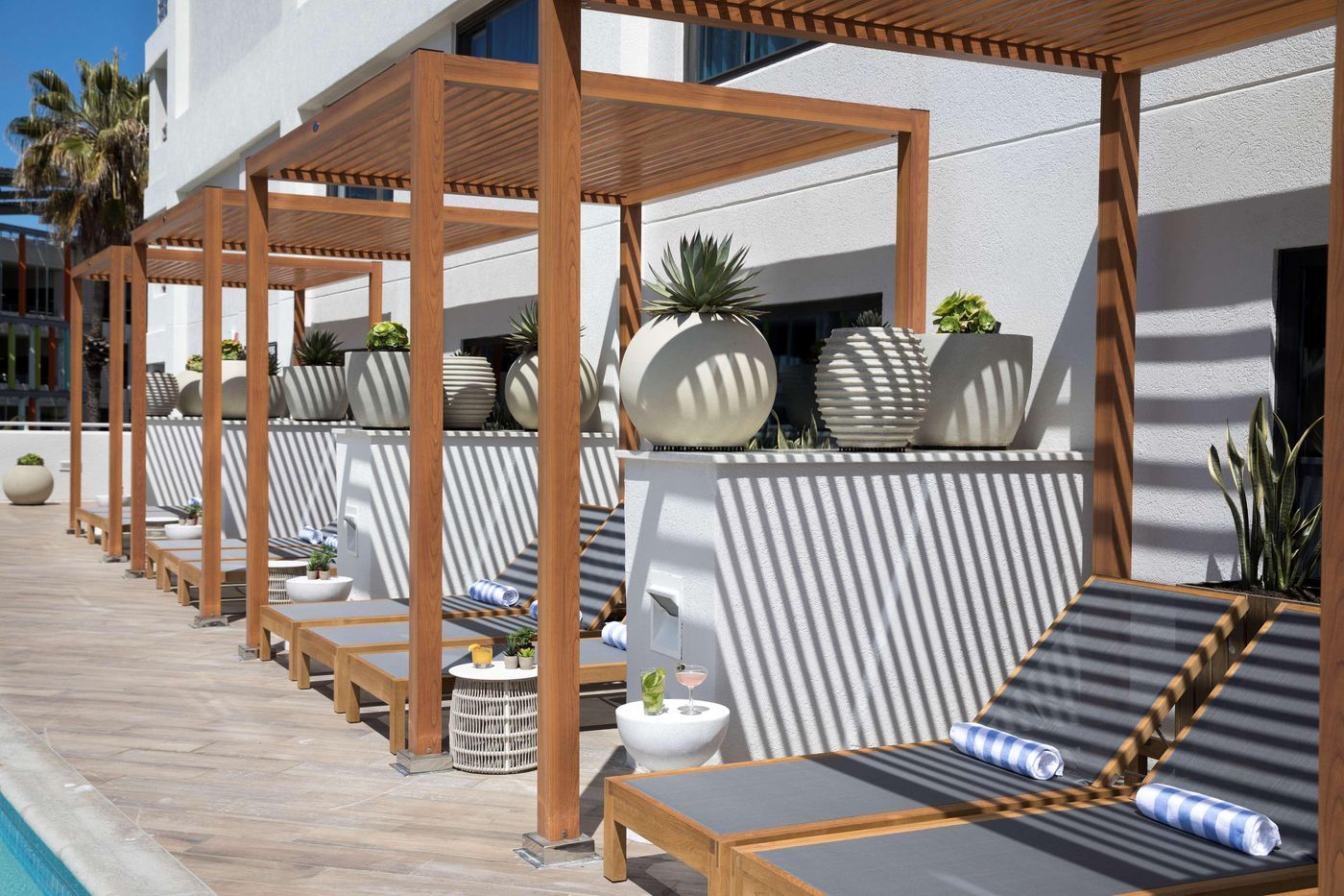 Hilton-Santa-Monica-Hotel---Suites-Pool-56