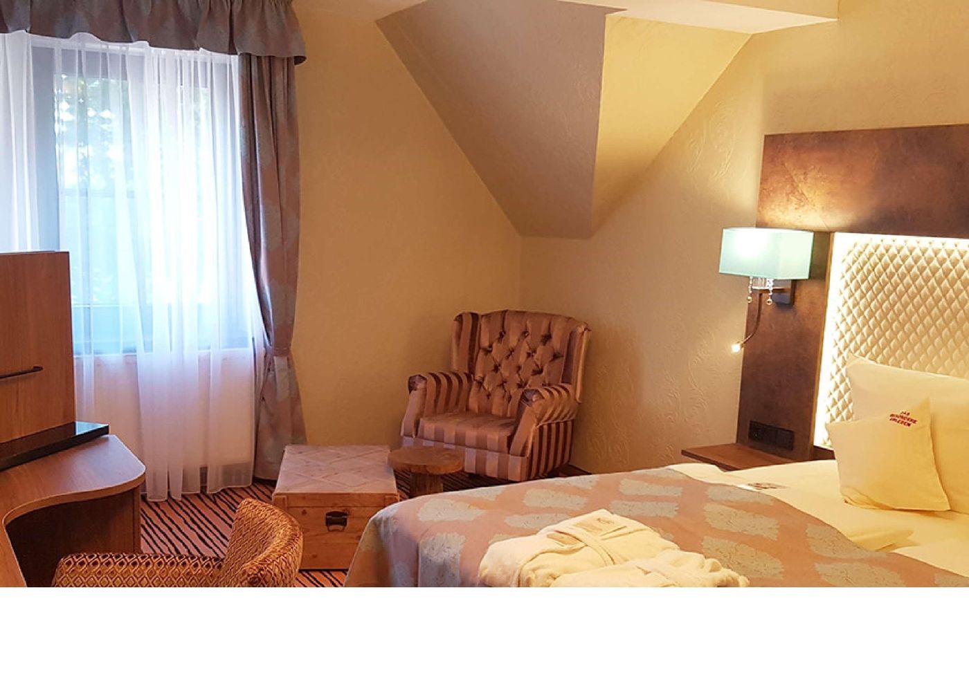 The-Lakeside-Room-21