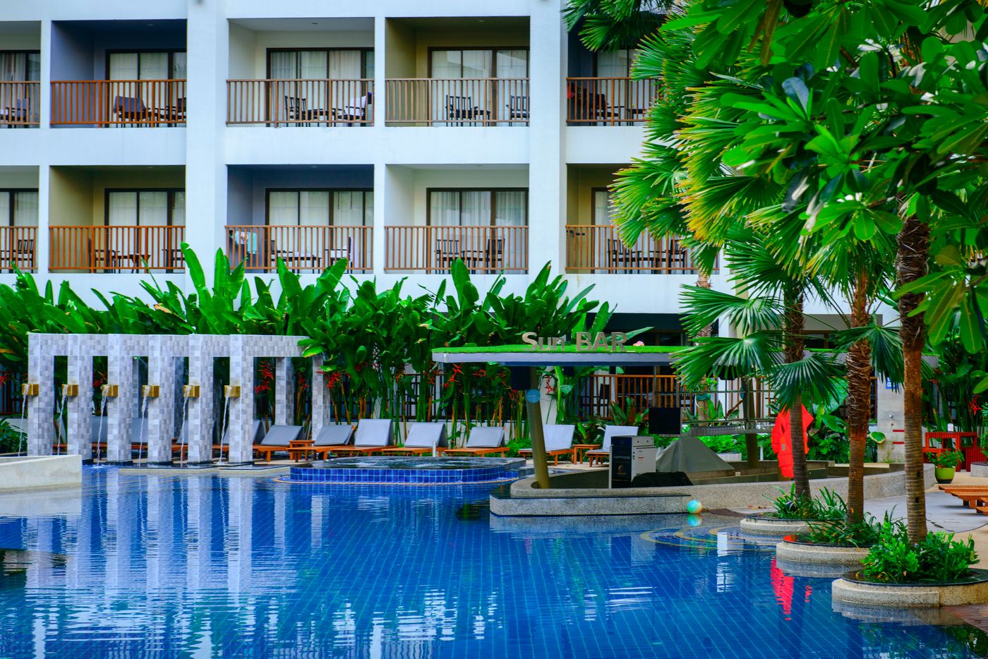 Deevana-Plaza-Phuket-Pool-4