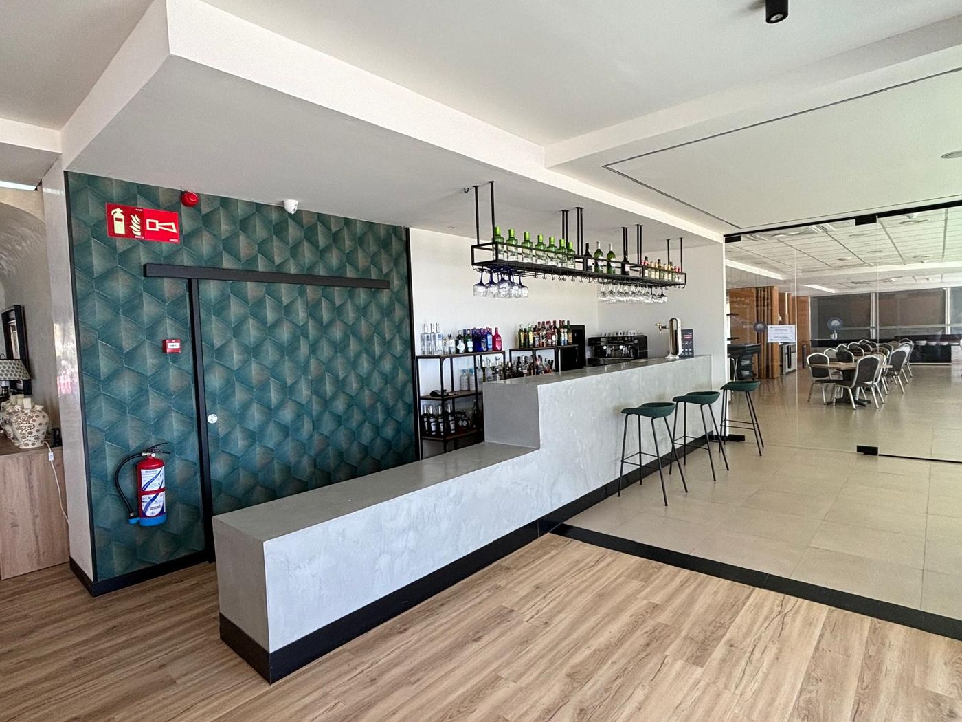 Fay-Victoria-Beach-Bar-35