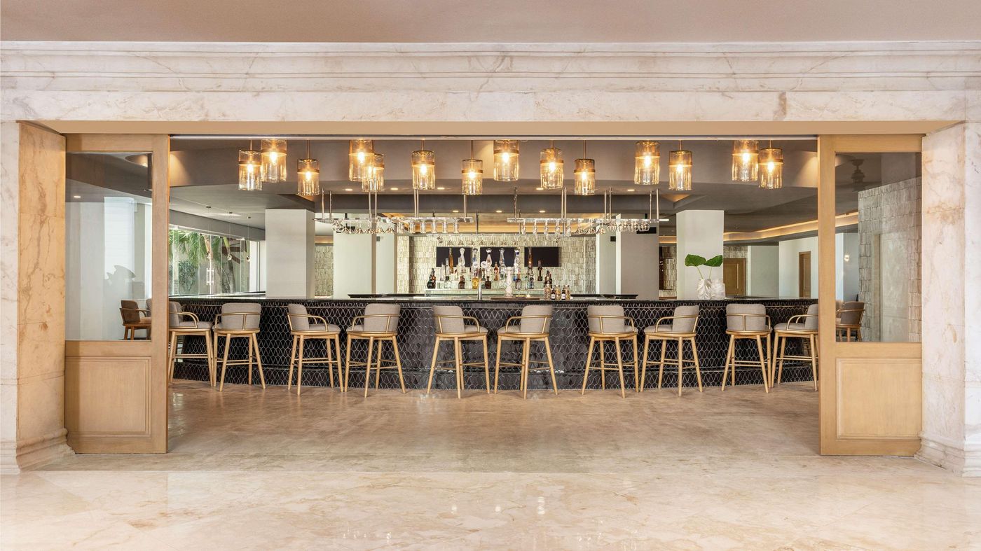 Secrets-Capri-Riviera-Cancun-All-Inclusive-Bar-41