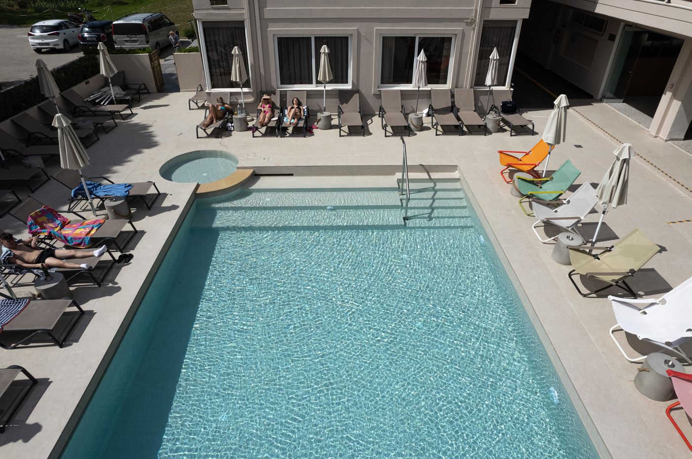 Canadian-Hotel-Pool-6