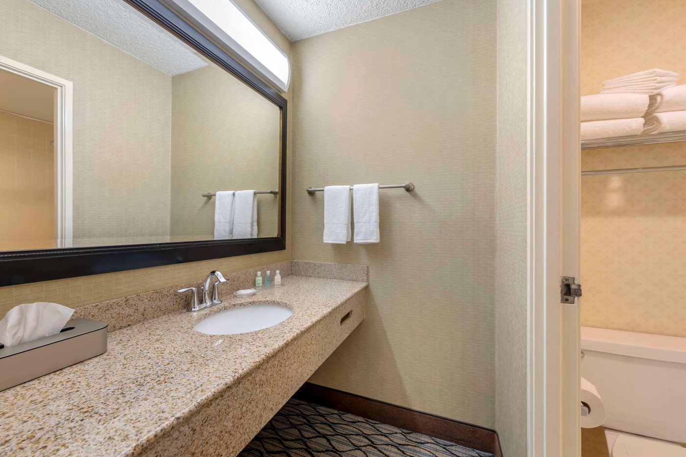 Clarion-Hotel-Anaheim-Resort-Room-42