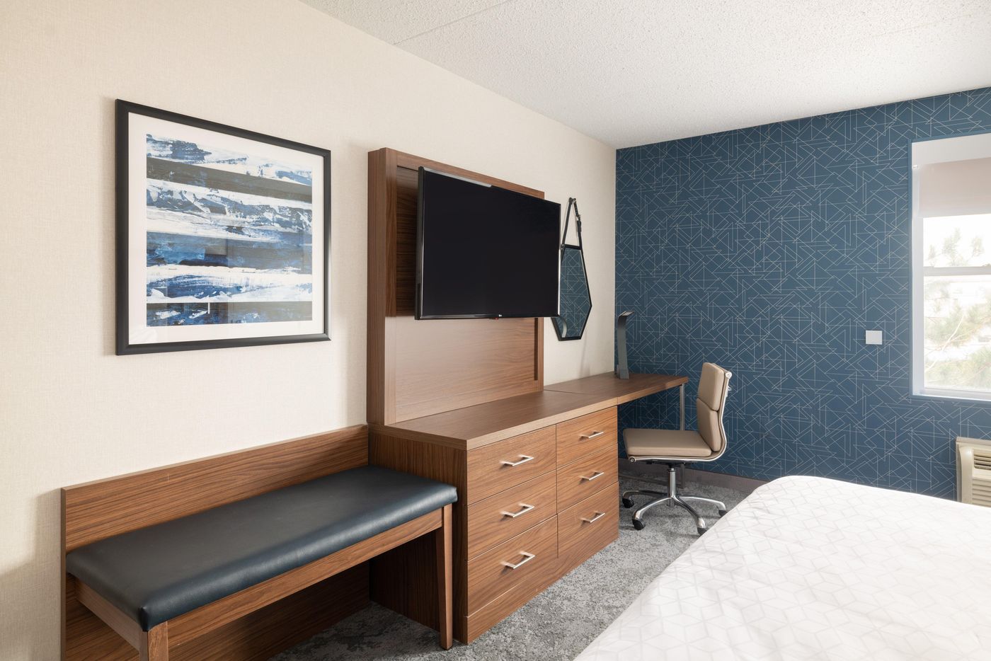 Holiday-Inn-Express---Suites-Boston---Cambridge-Room-9