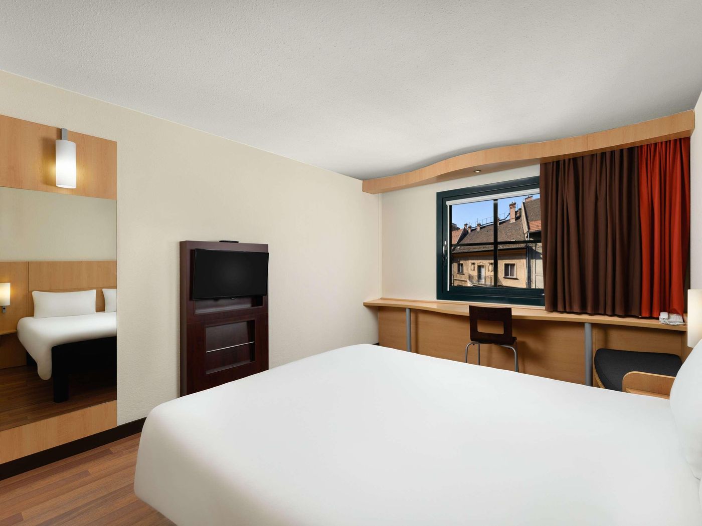 Ibis-Hotel-Heroes-Square-Room-20