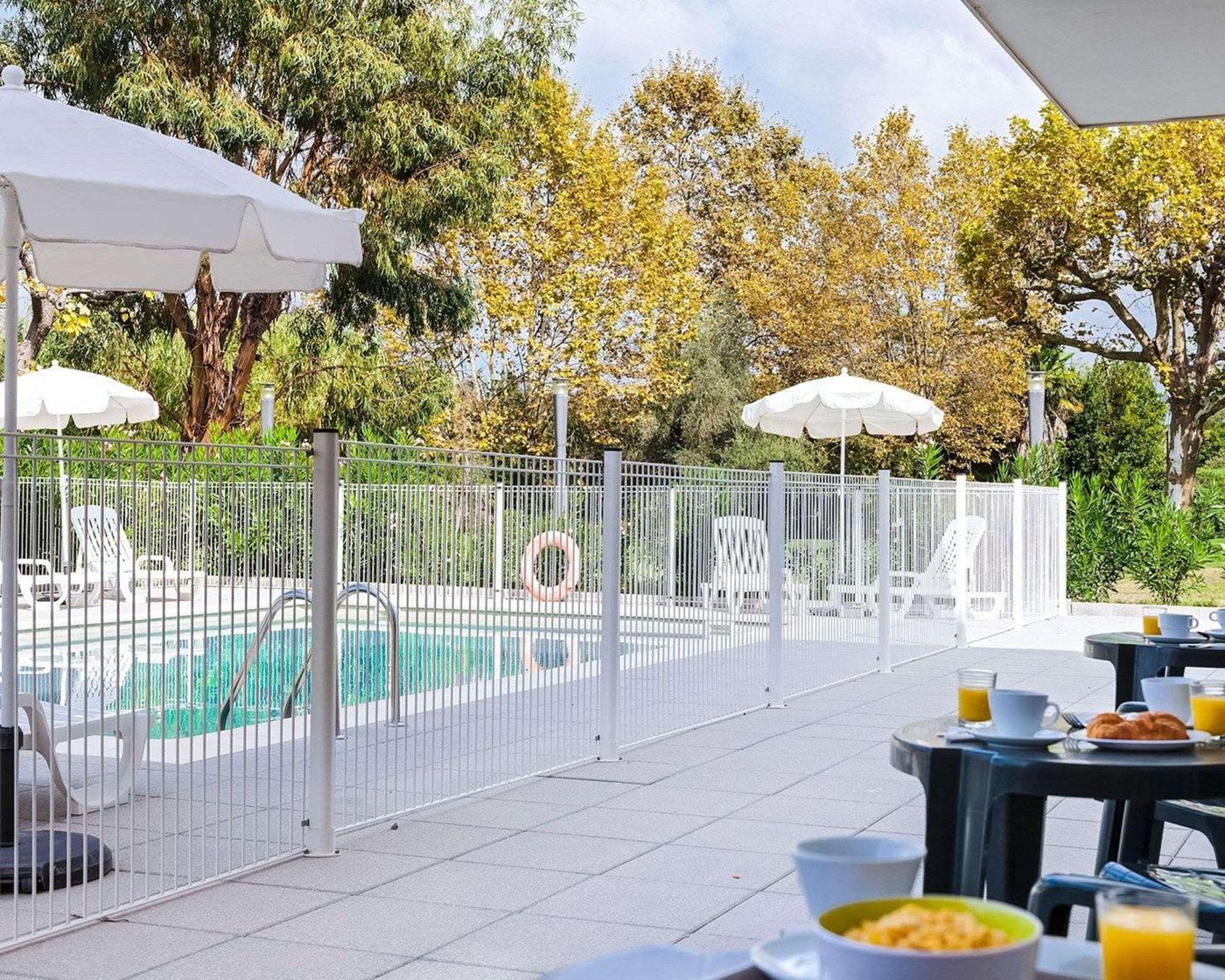 Comfort-Suites-Cannes-Mandelieu-Pool-9