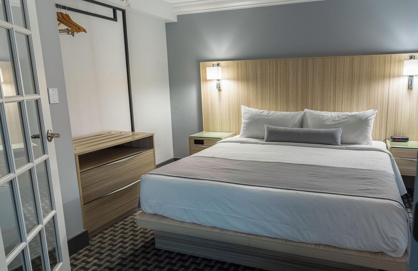 Century-Plaza-Hotel---Spa-Vancouver-Room-53