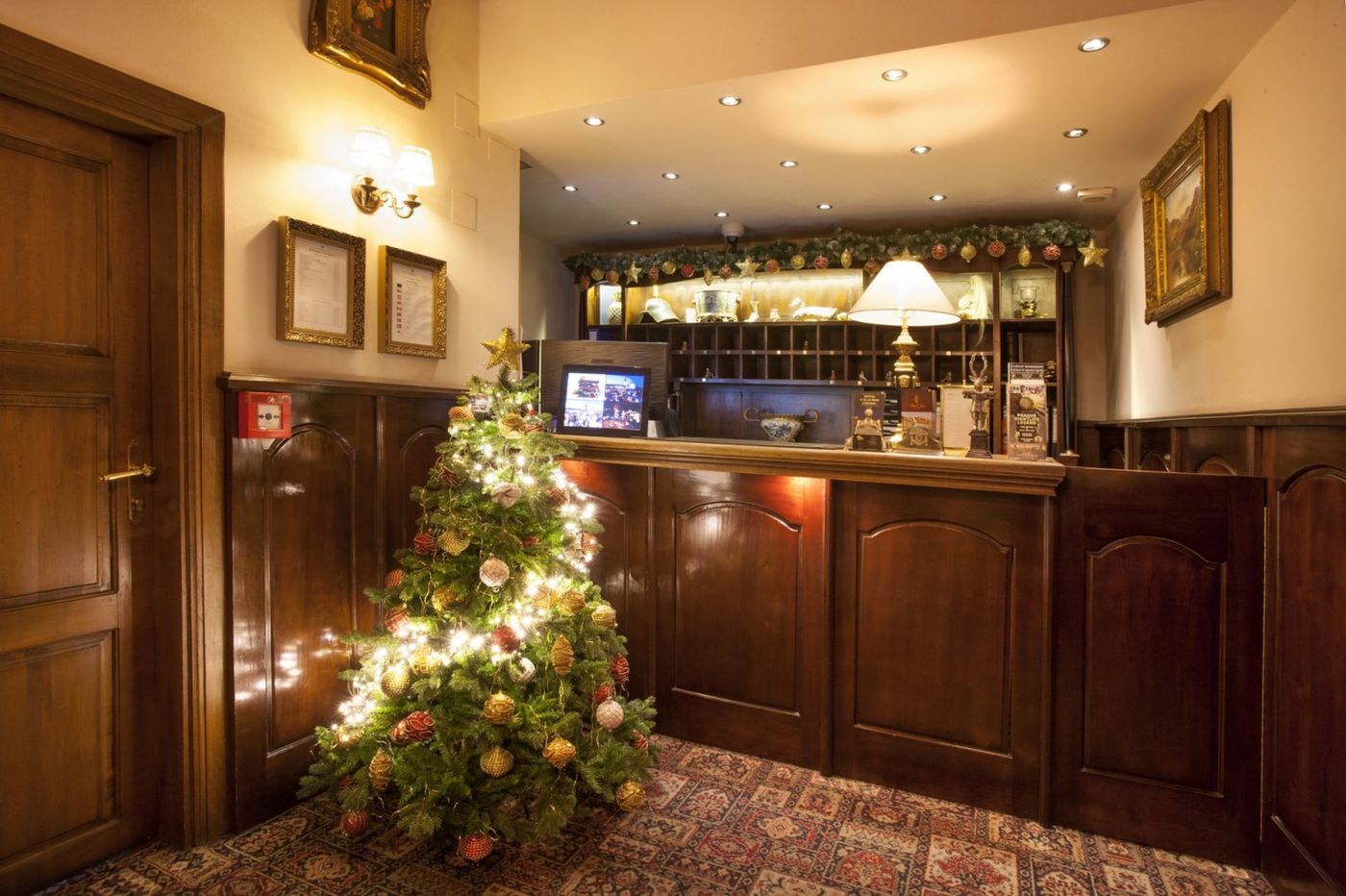 Hotel-U-Zlateho-Stromu-Prague-by-BHG-Lobby-13